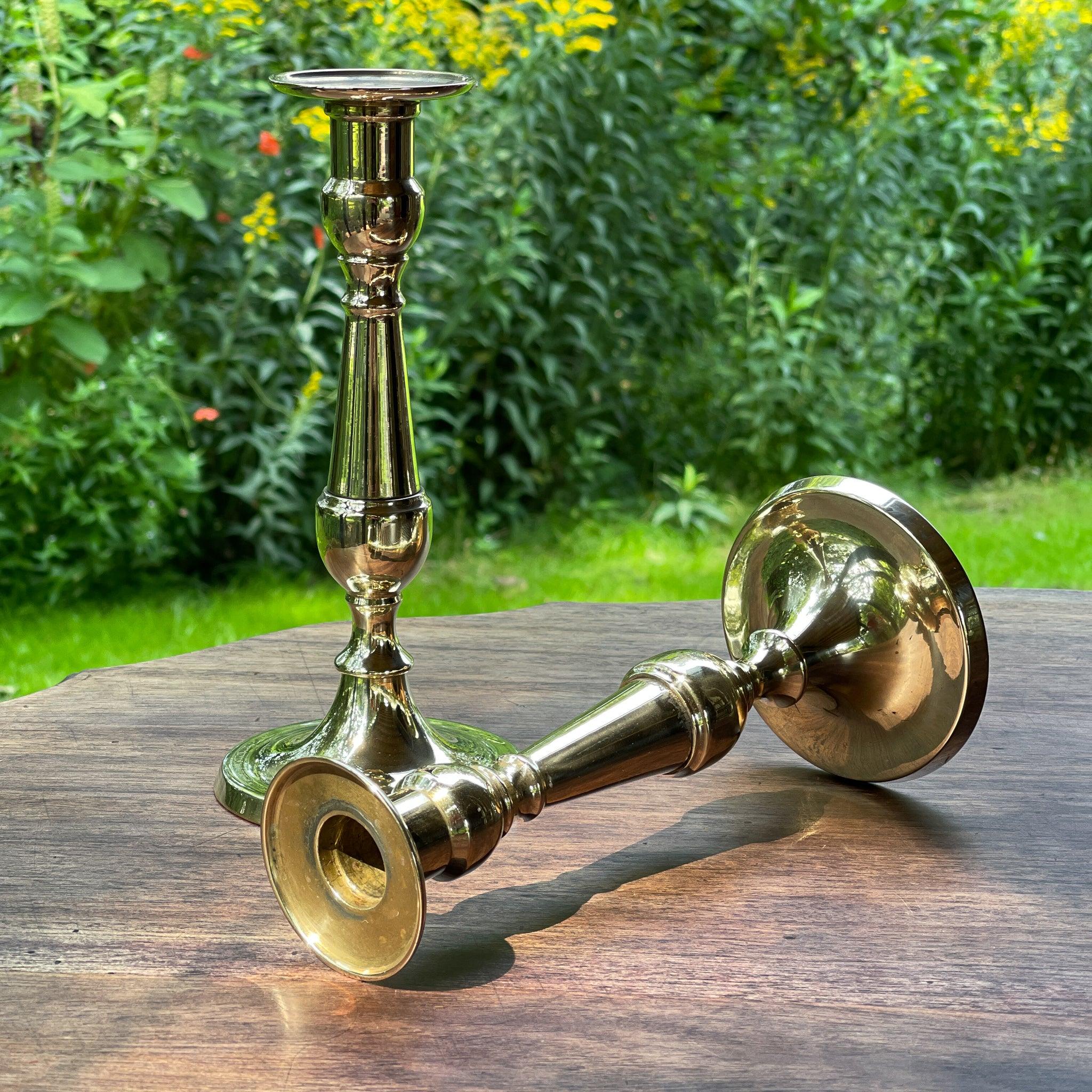 Twee koperen kandelaars - The Collectionist