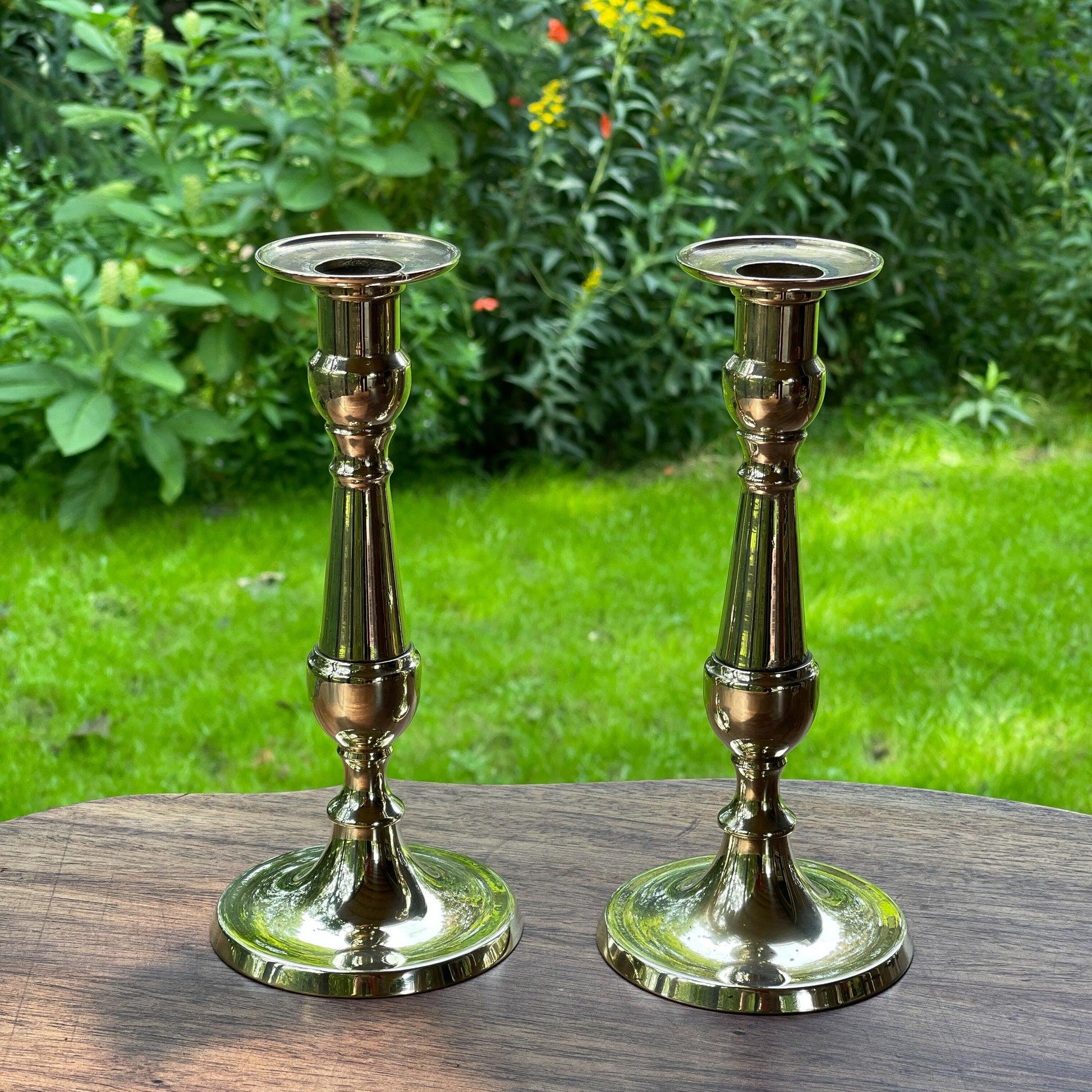 Twee koperen kandelaars - Bamestra Curiosa