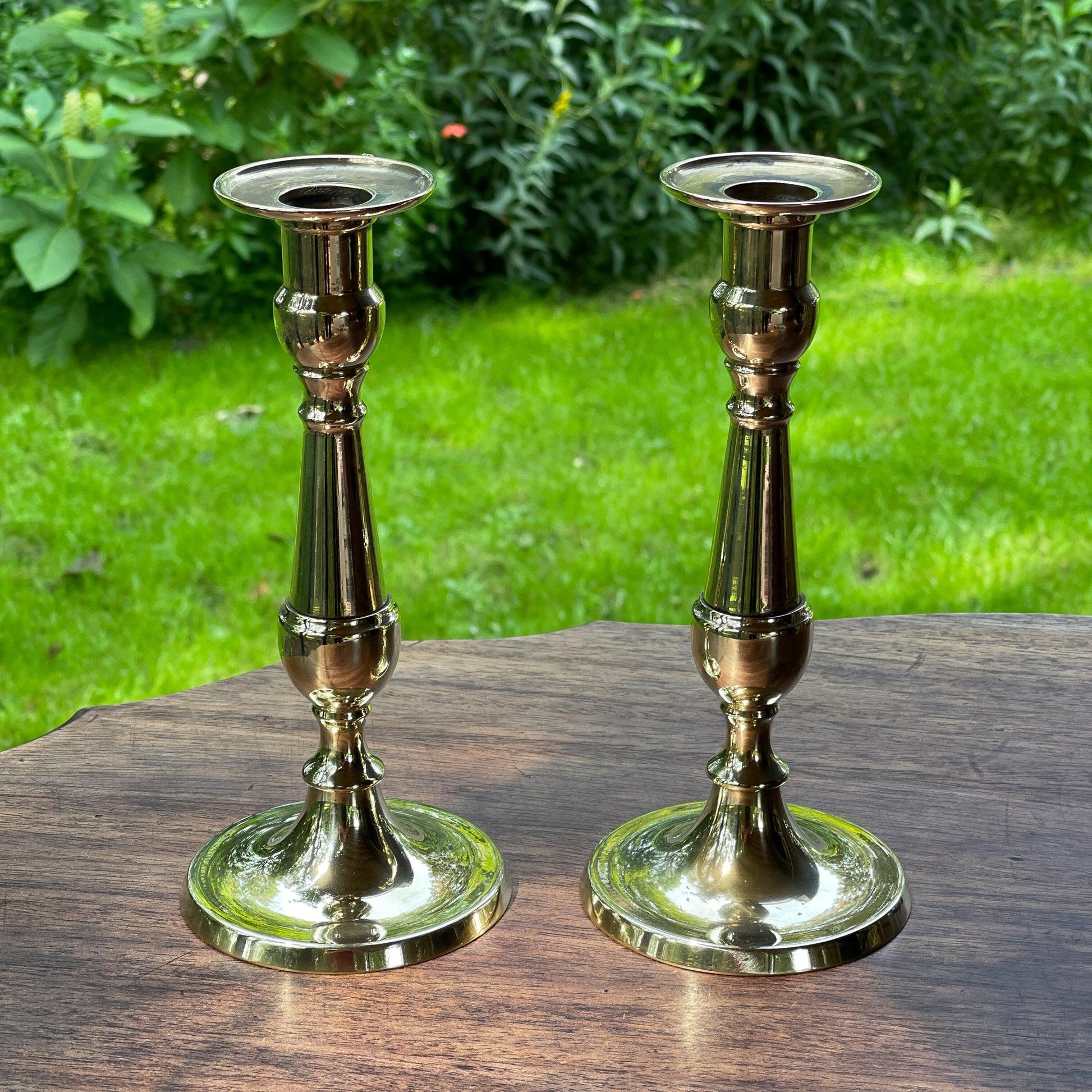 Twee koperen kandelaars - Bamestra Curiosa