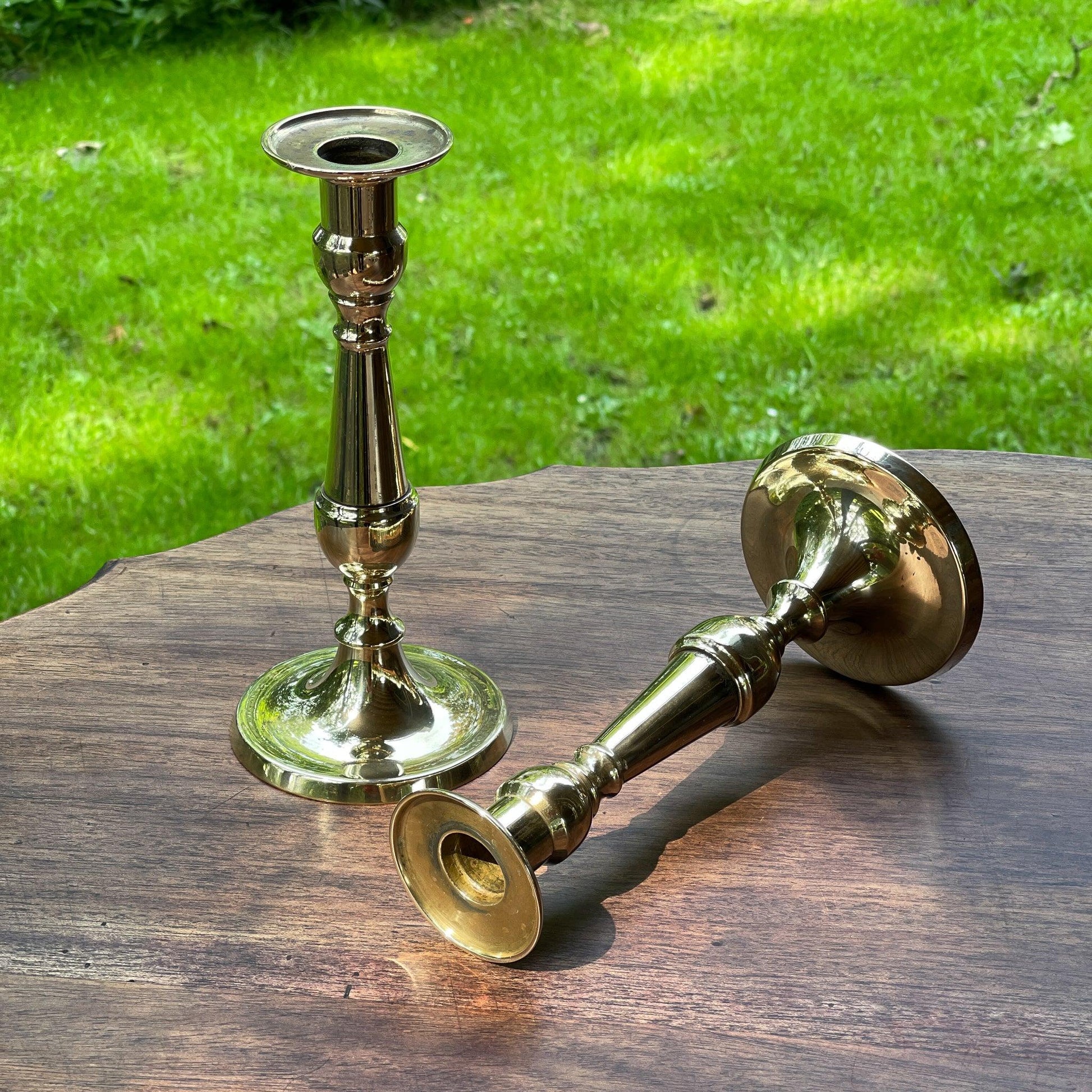 Twee koperen kandelaars - Bamestra Curiosa