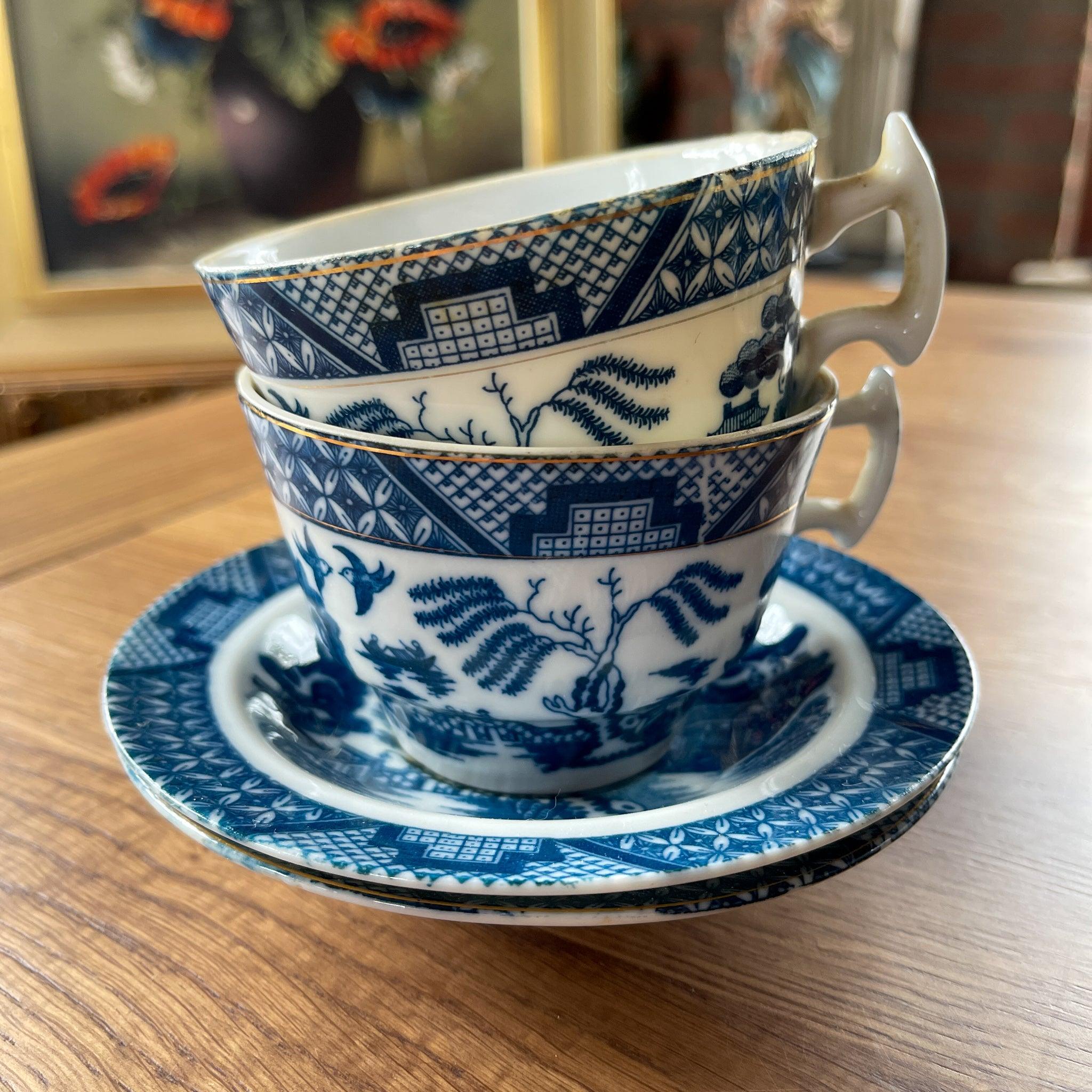 Twee kopjes met schoteltjes met Chinees motief - The Collectionist