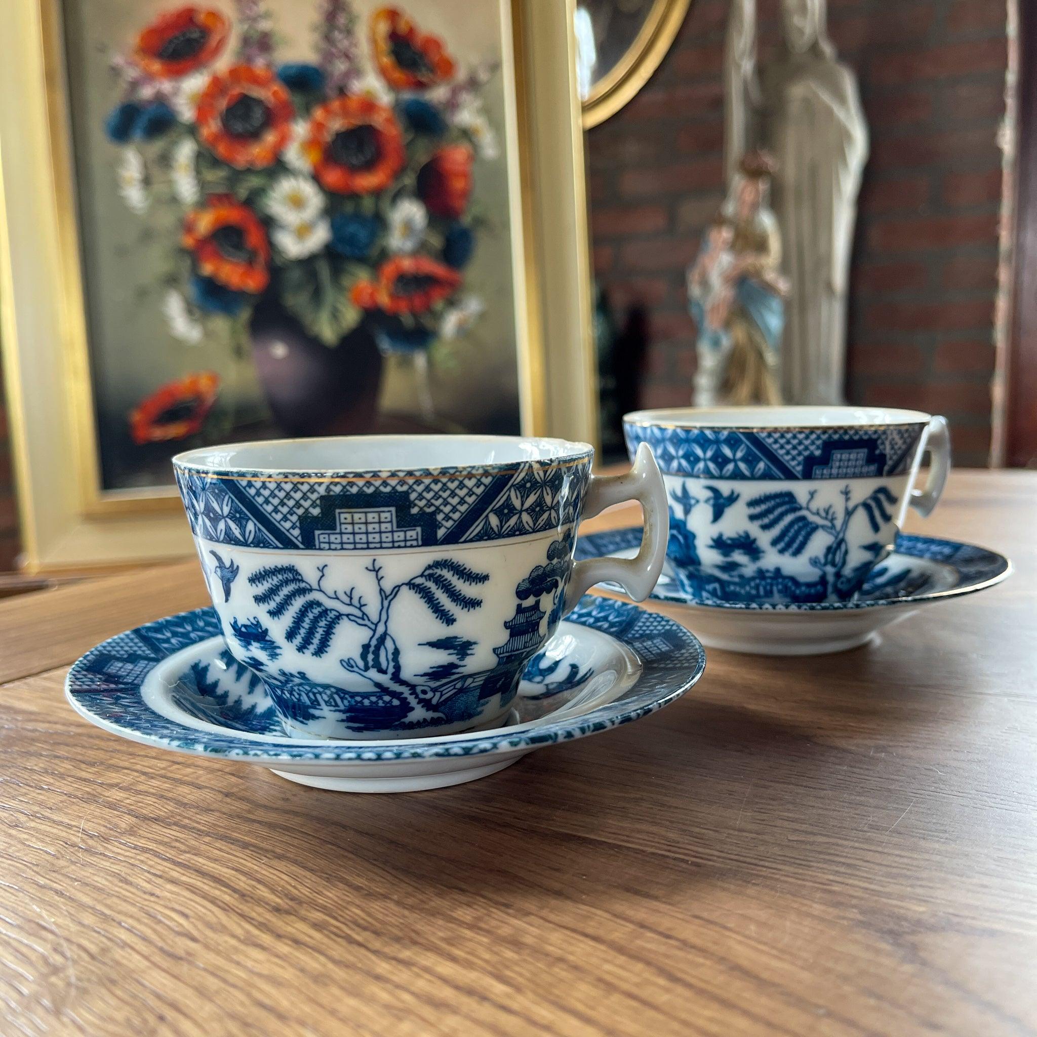 Twee kopjes met schoteltjes met Chinees motief - The Collectionist