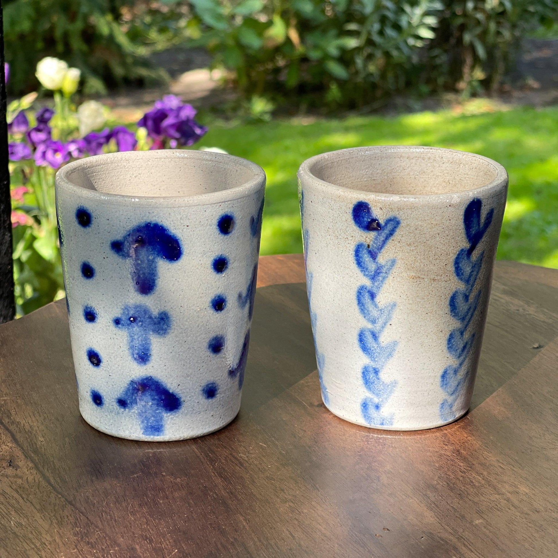 Twee mokken van Keuls aardewerk - Bamestra Curiosa