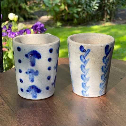 Twee mokken van Keuls aardewerk - Bamestra Curiosa