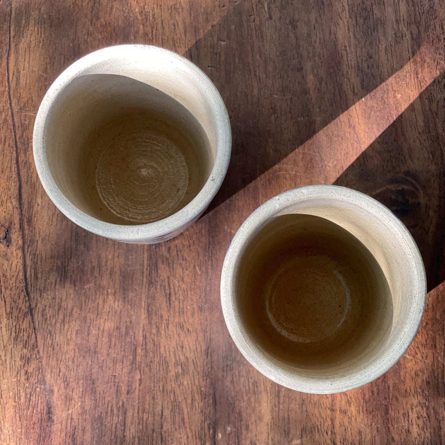 Twee mokken van Keuls aardewerk - Bamestra Curiosa
