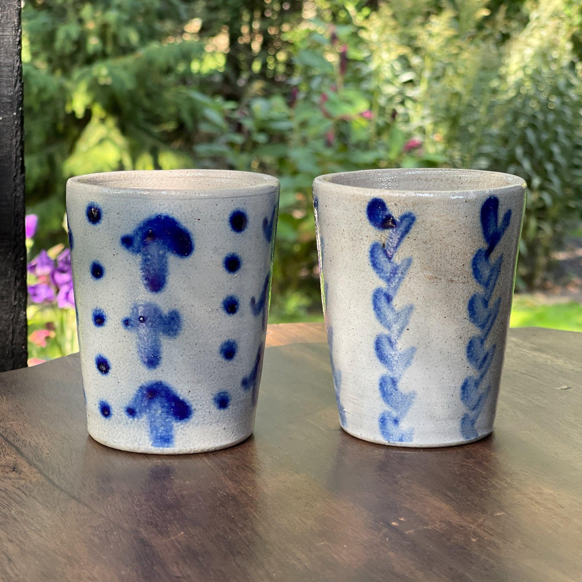 Twee mokken van Keuls aardewerk - Bamestra Curiosa