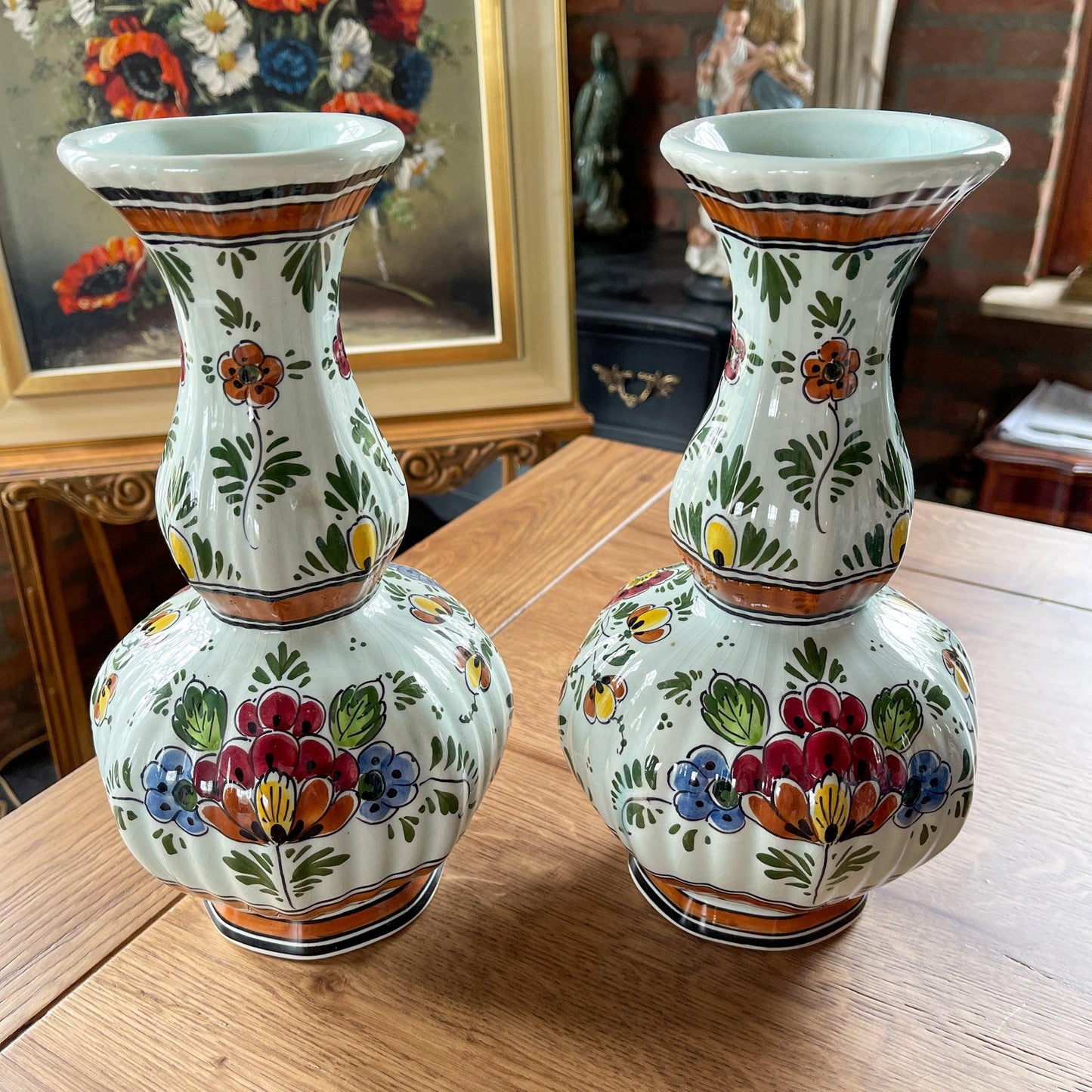 Twee Polychrome Trompetvazen - The Collectionist