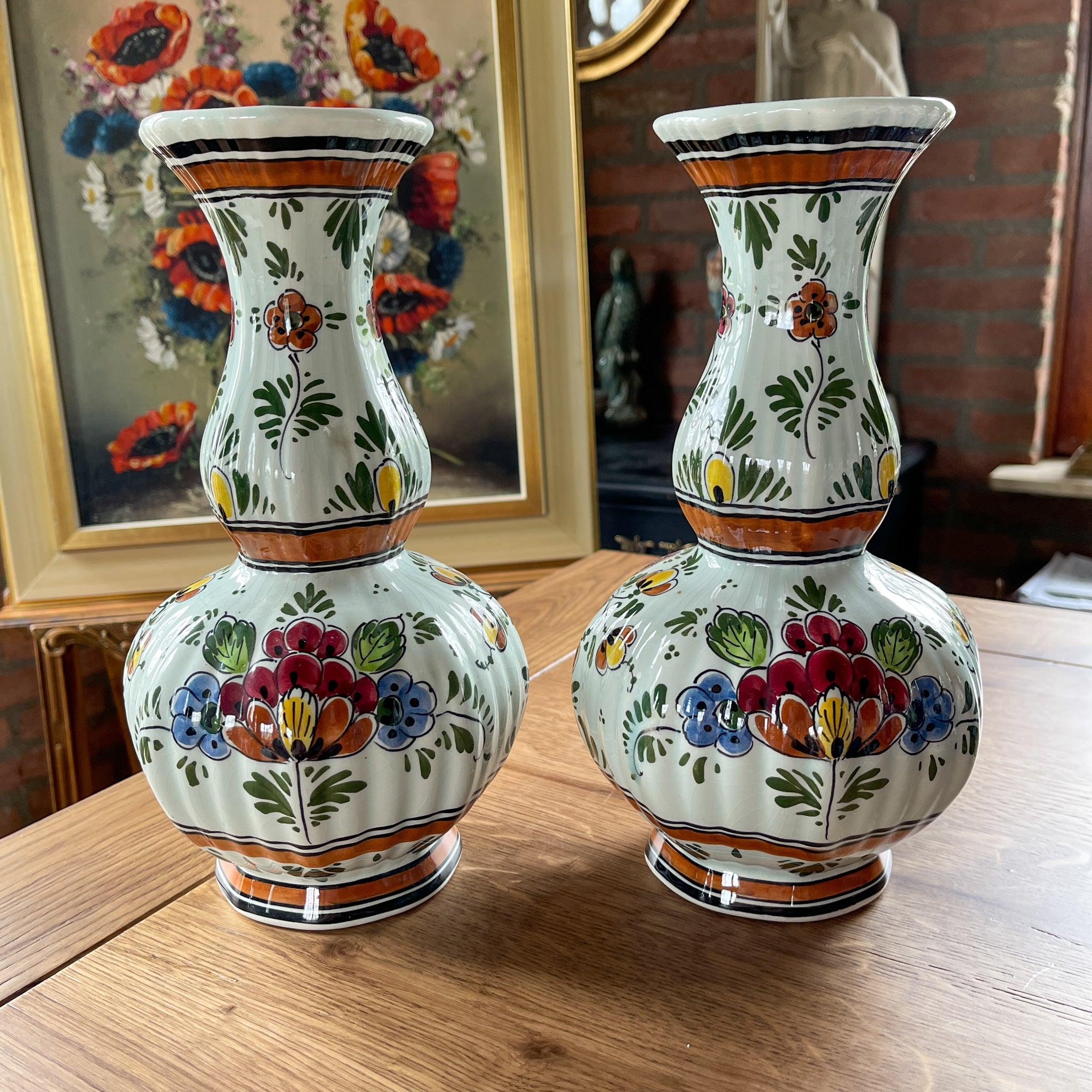 Twee Polychrome Trompetvazen - The Collectionist