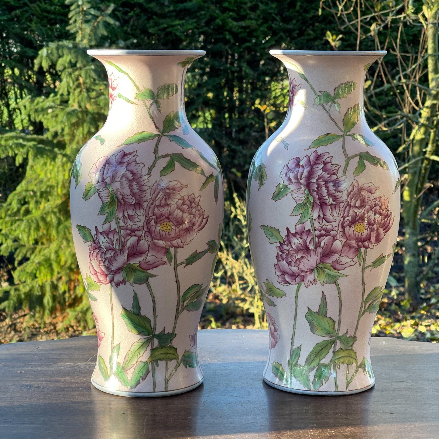 Twee vazen beschilderd met Pioenrozen - Bamestra Curiosa
