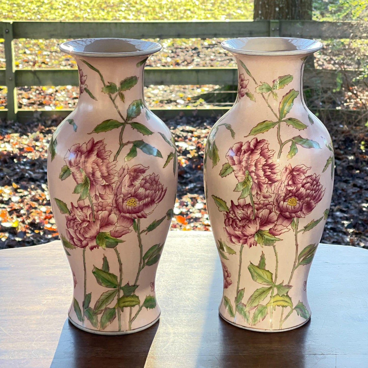 Twee vazen beschilderd met Pioenrozen - Bamestra Curiosa