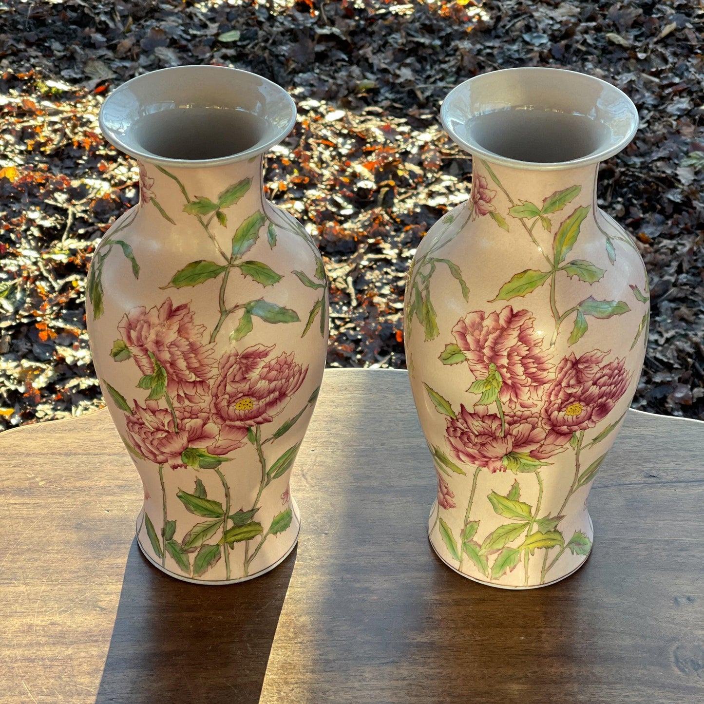 Twee vazen beschilderd met Pioenrozen - Bamestra Curiosa