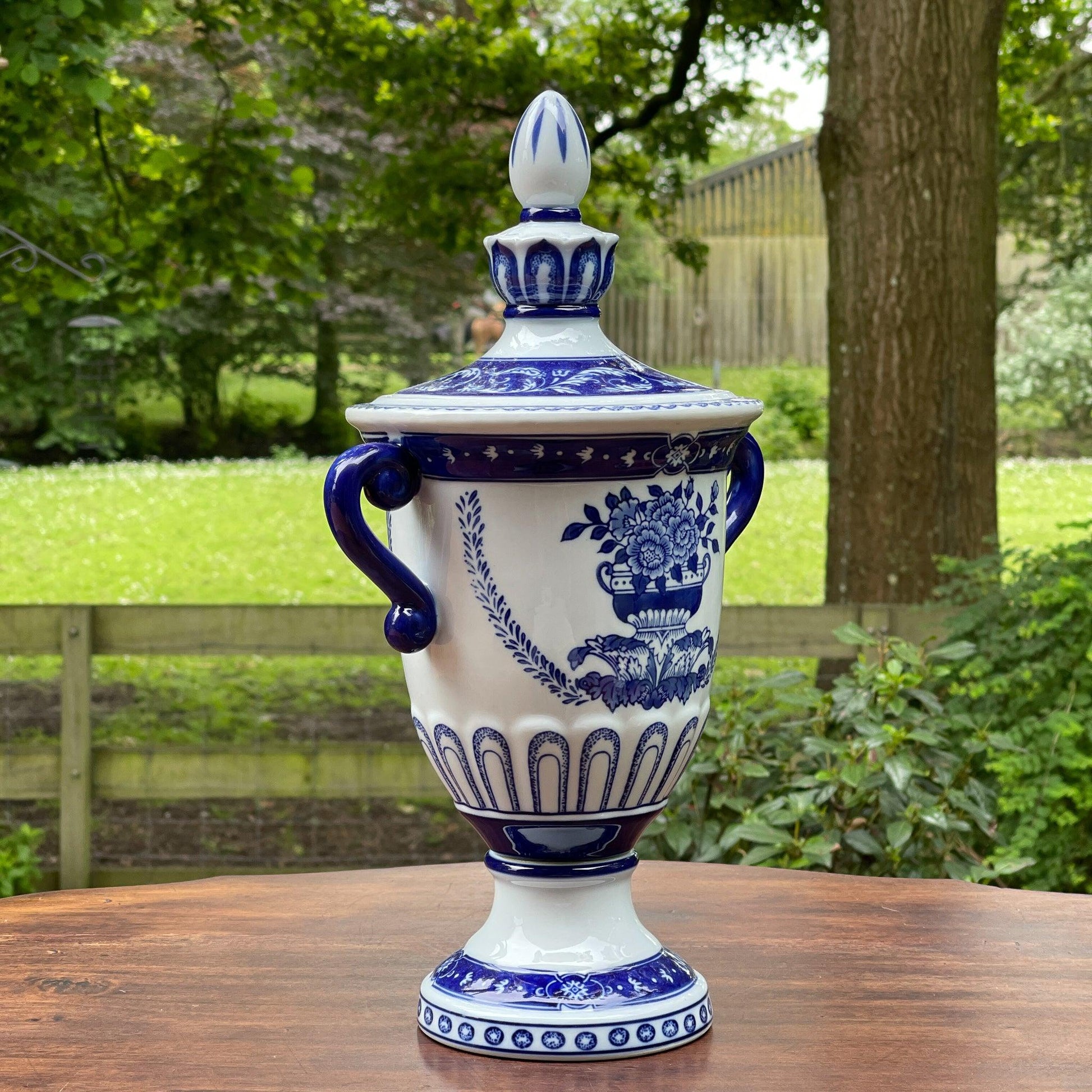 Vaas met deksel - Bamestra Curiosa