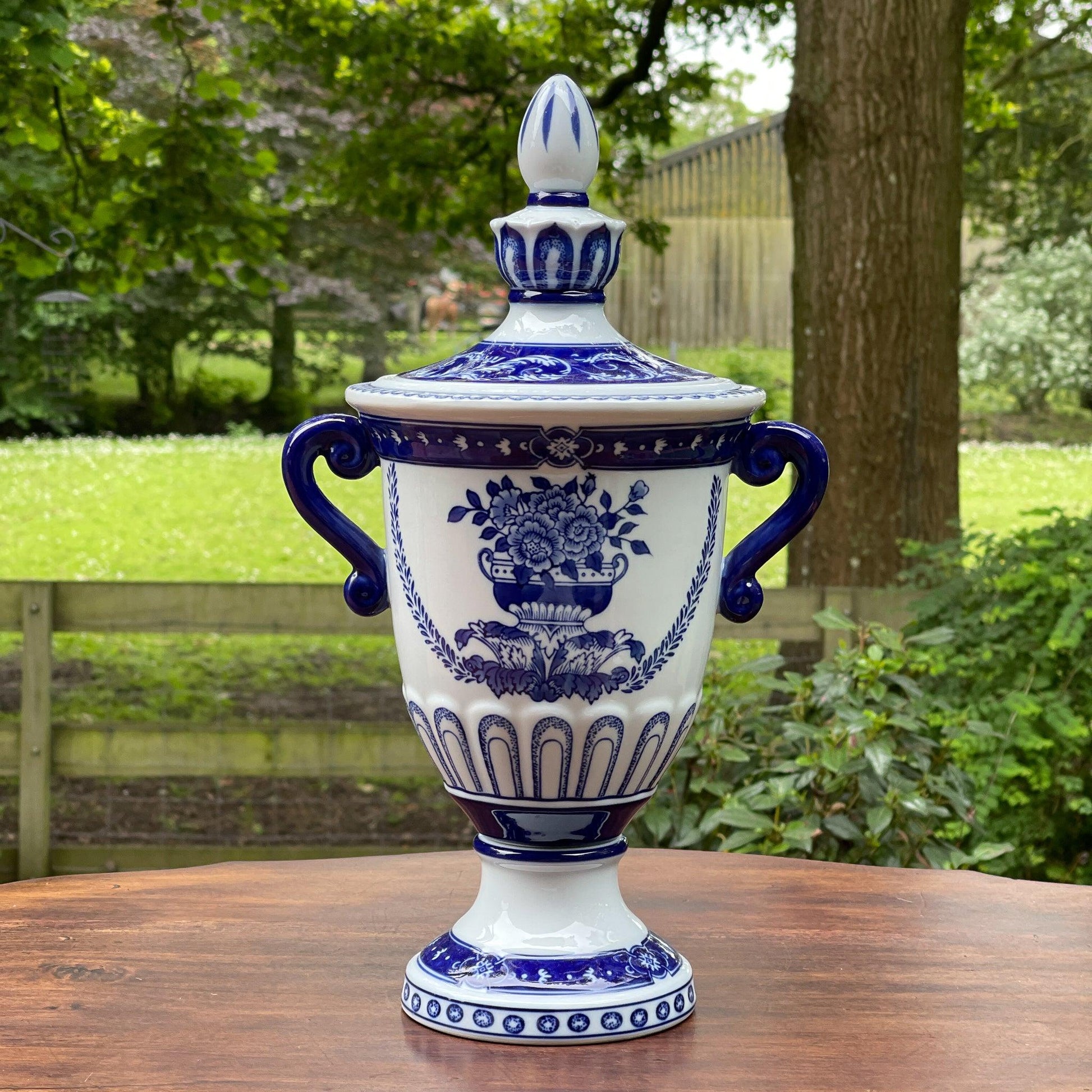 Vaas met deksel - Bamestra Curiosa