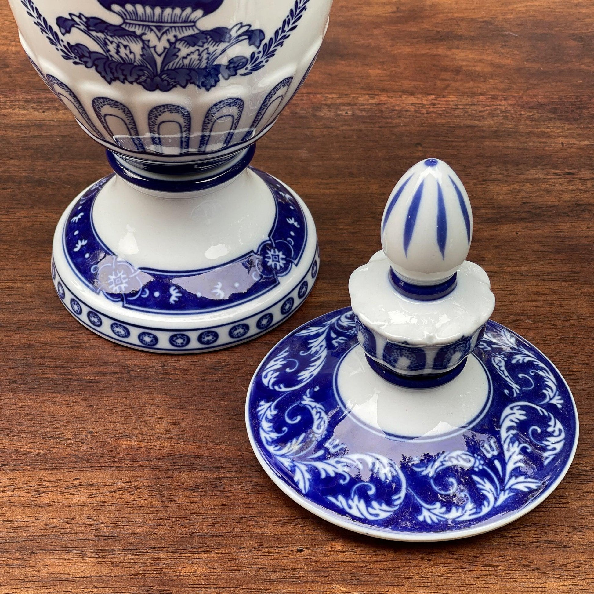 Vaas met deksel - Bamestra Curiosa