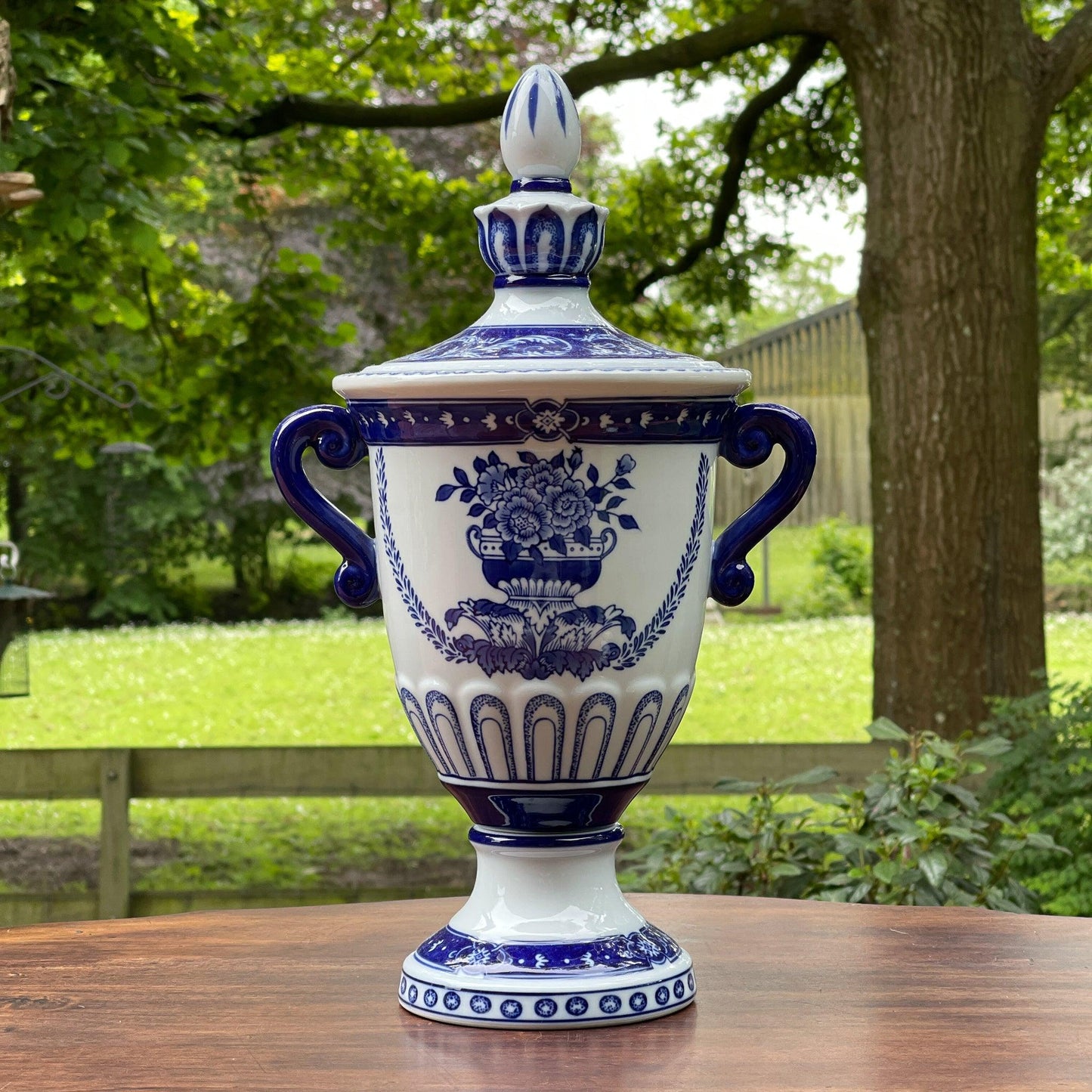 Vaas met deksel - Bamestra Curiosa