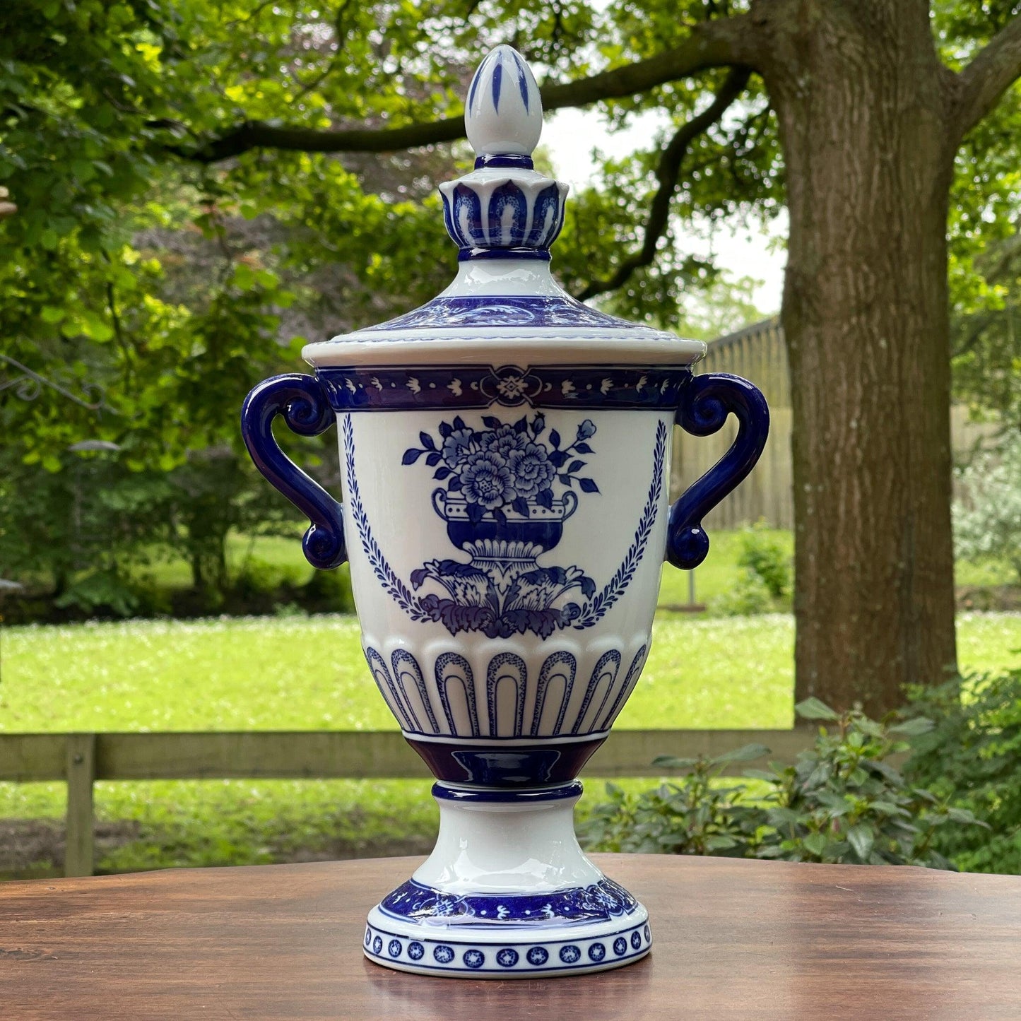 Vaas met deksel - Bamestra Curiosa