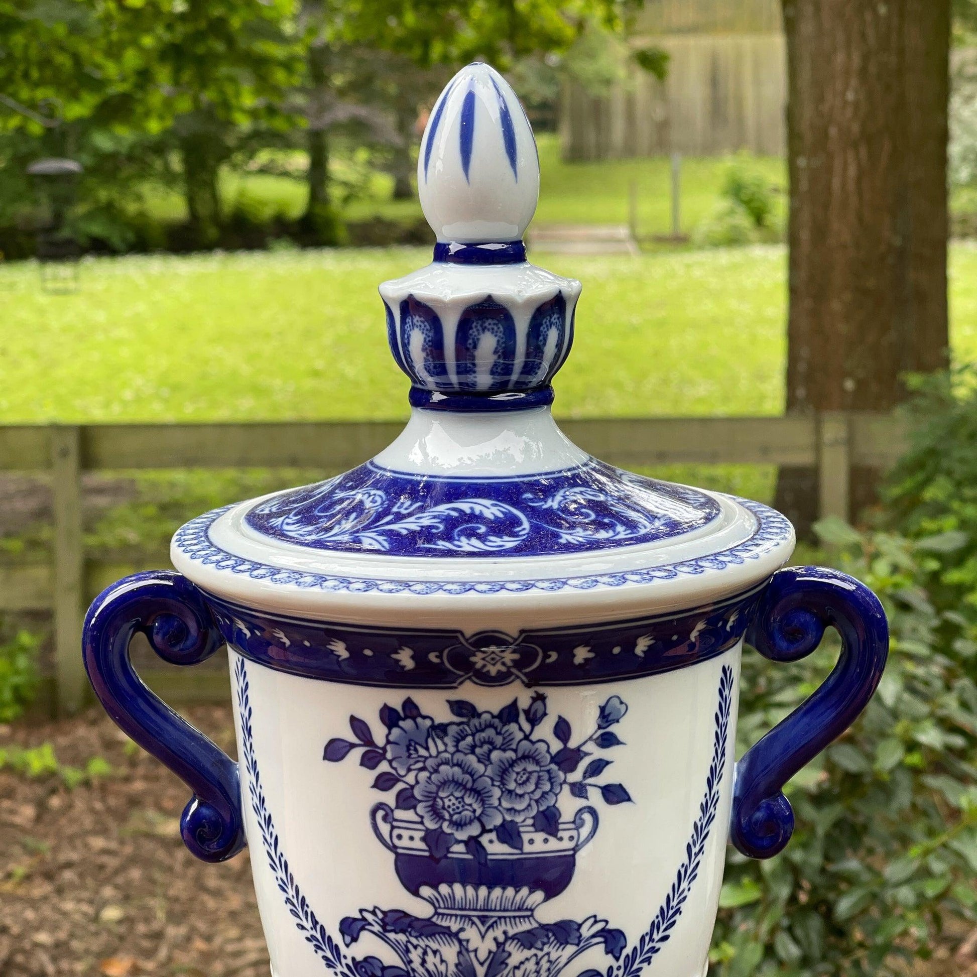 Vaas met deksel - Bamestra Curiosa