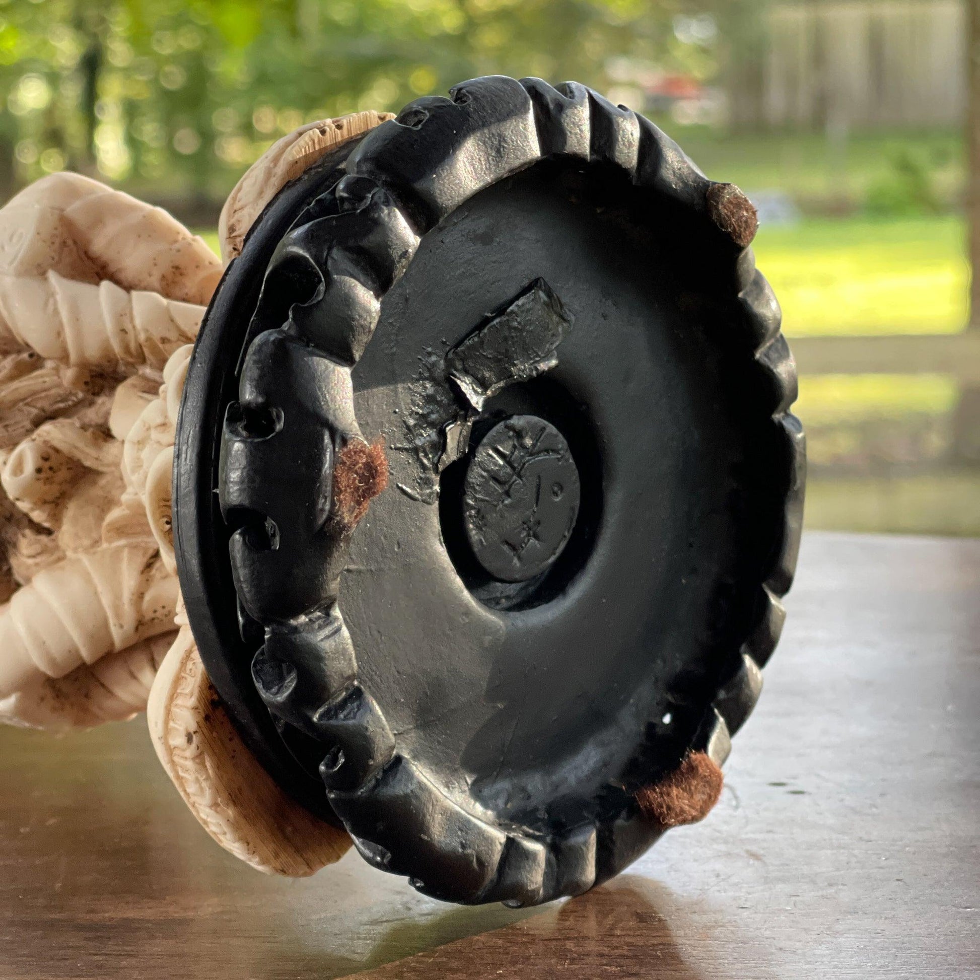 Vaas met drie godinnen van ivorine of speksteen - Bamestra Curiosa