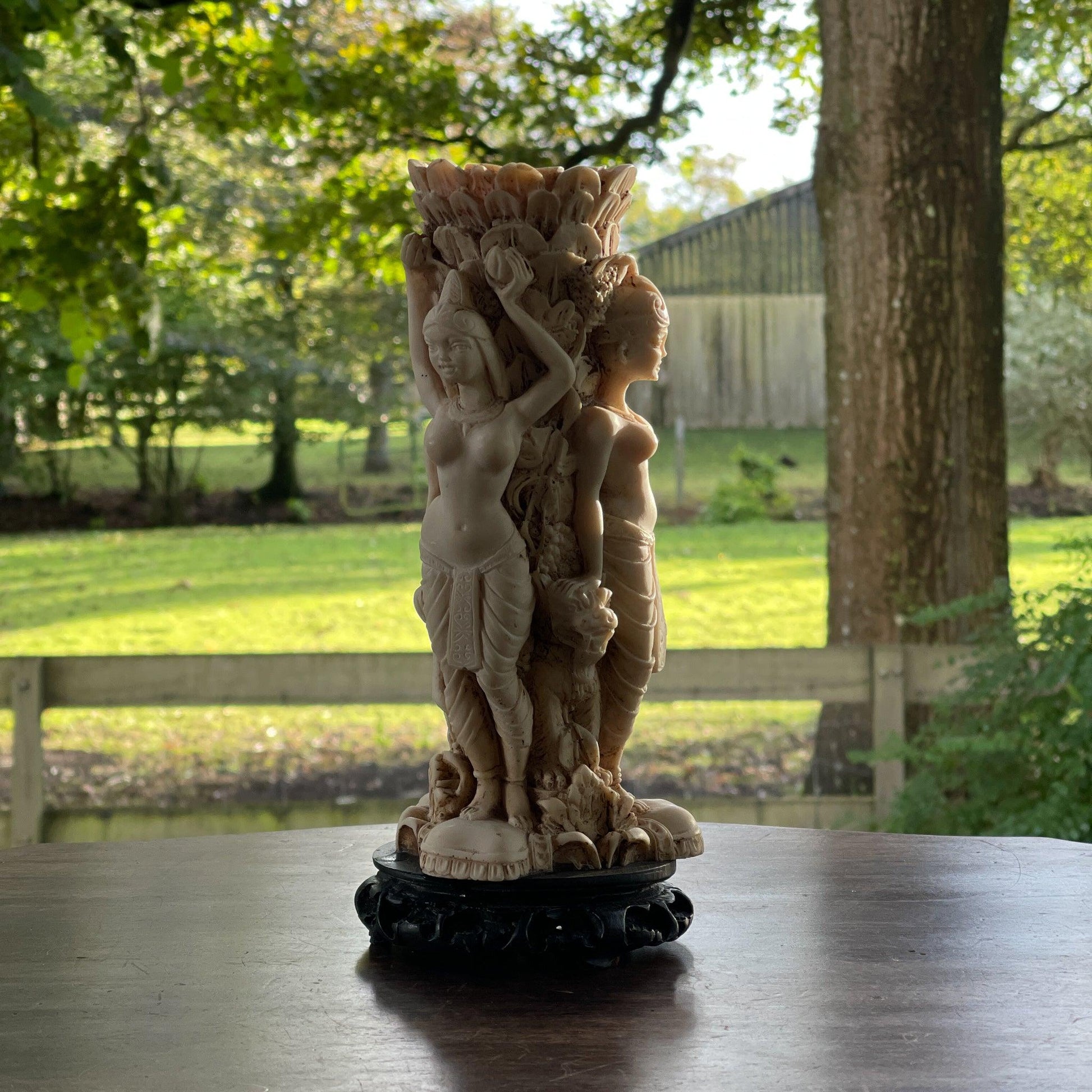 Vaas met drie godinnen van ivorine of speksteen - Bamestra Curiosa