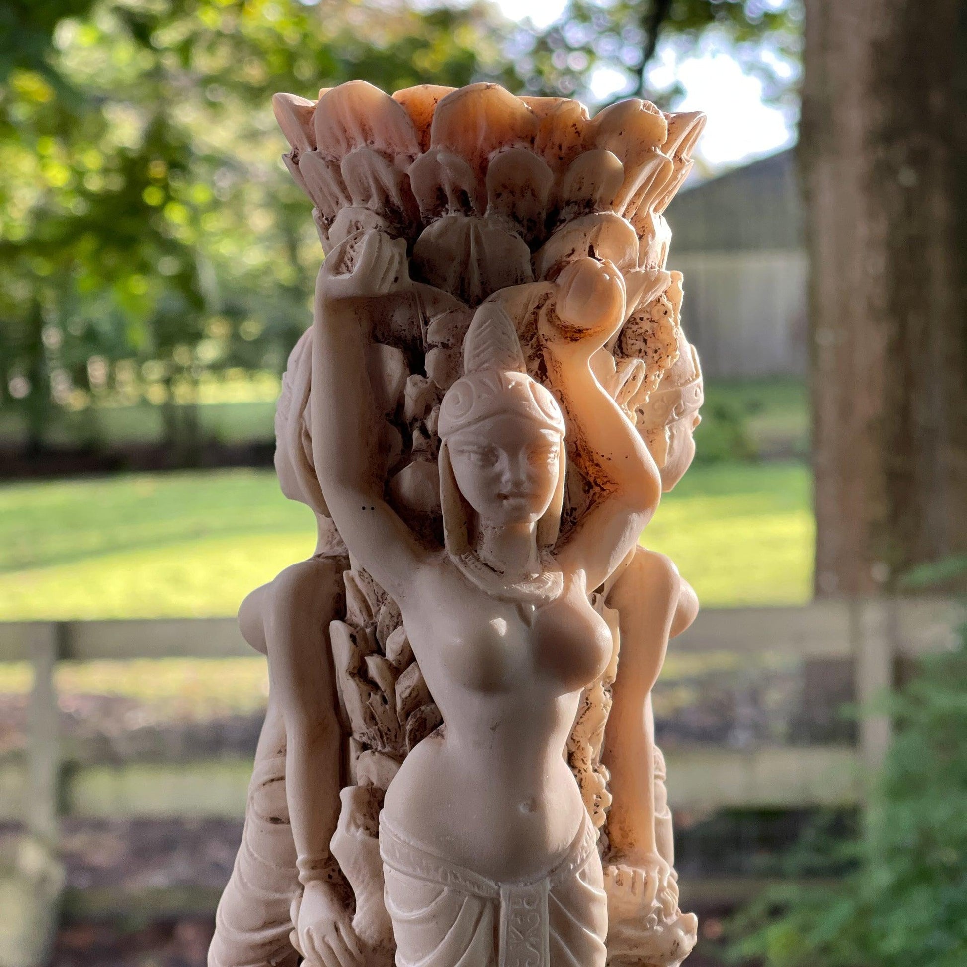 Vaas met drie godinnen van ivorine of speksteen - Bamestra Curiosa