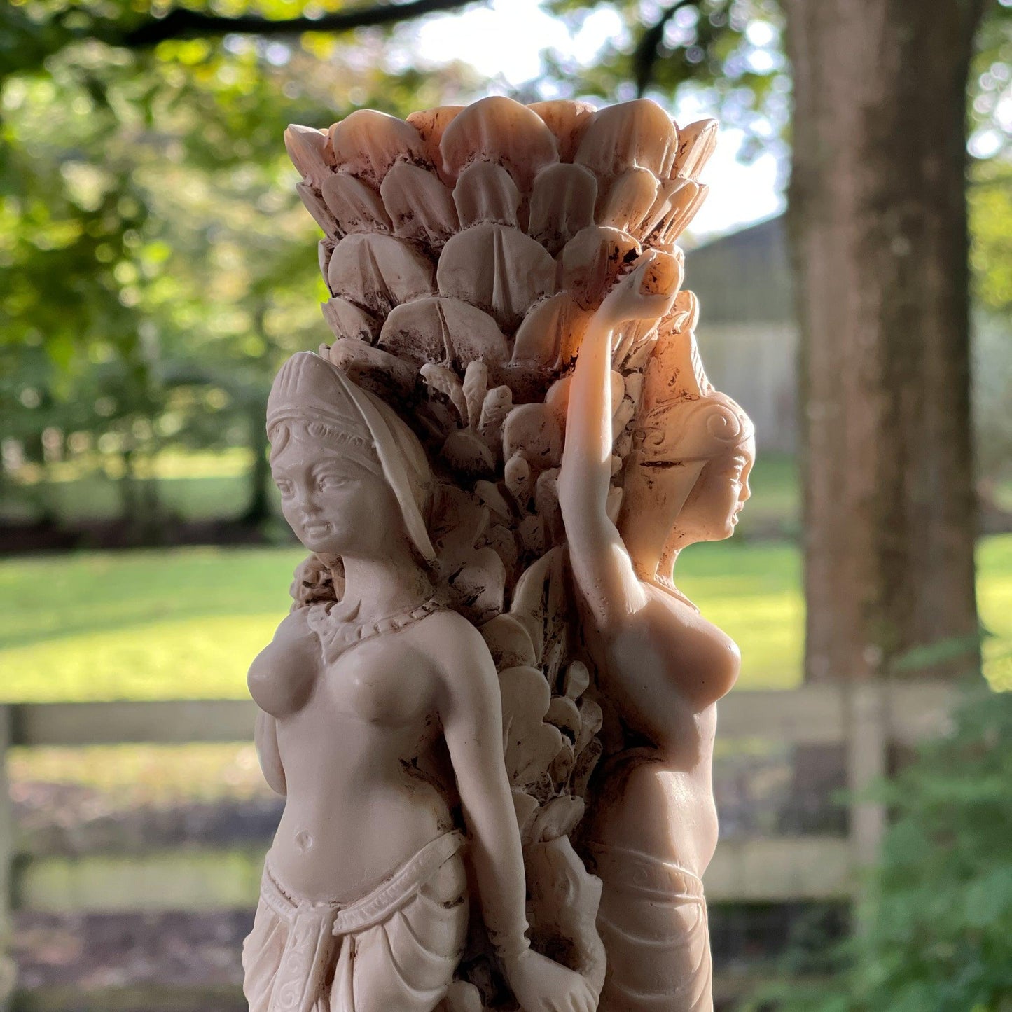 Vaas met drie godinnen van ivorine of speksteen - Bamestra Curiosa