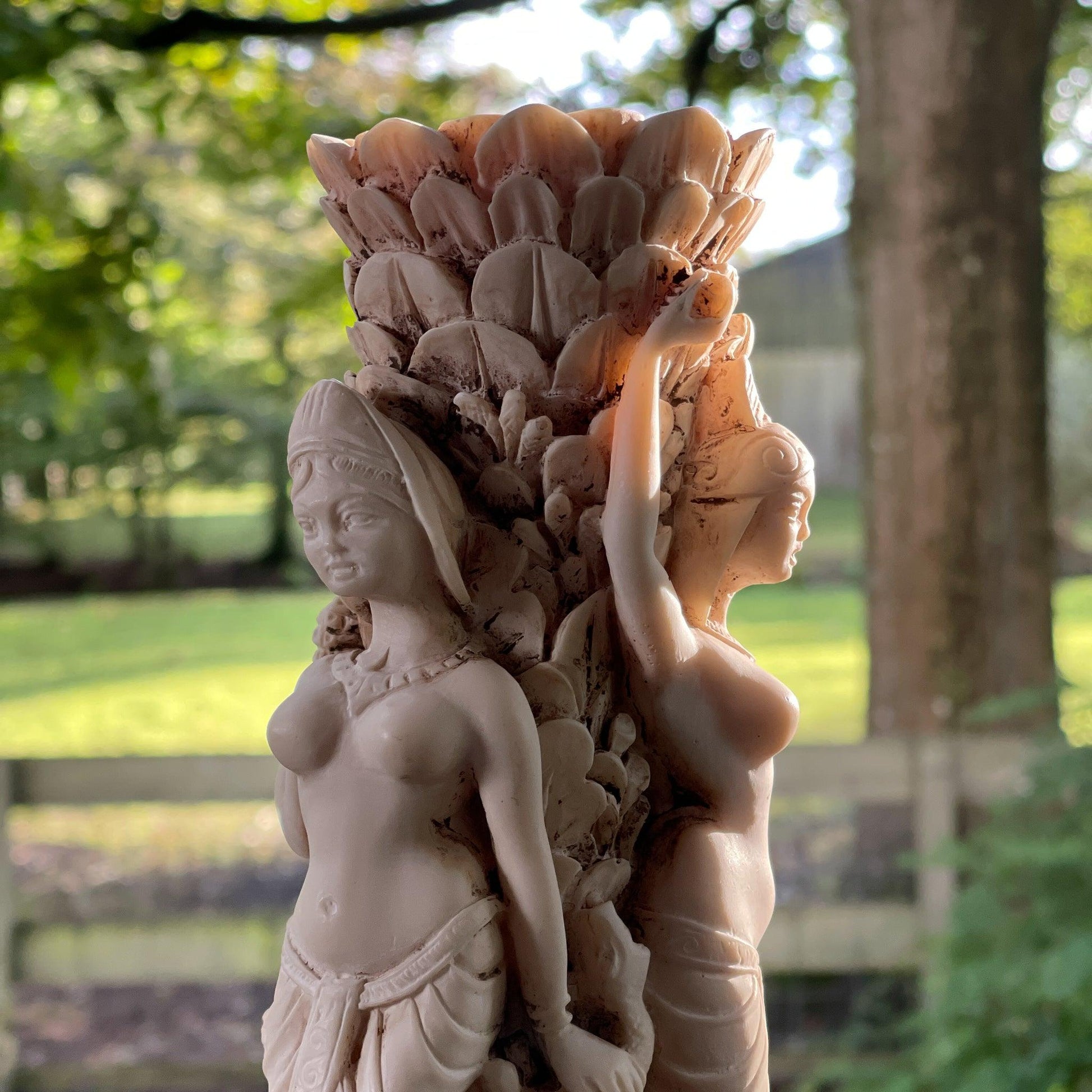 Vaas met drie godinnen van ivorine of speksteen - Bamestra Curiosa