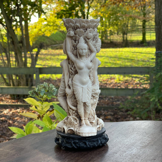 Vaas met drie godinnen van ivorine of speksteen - Bamestra Curiosa