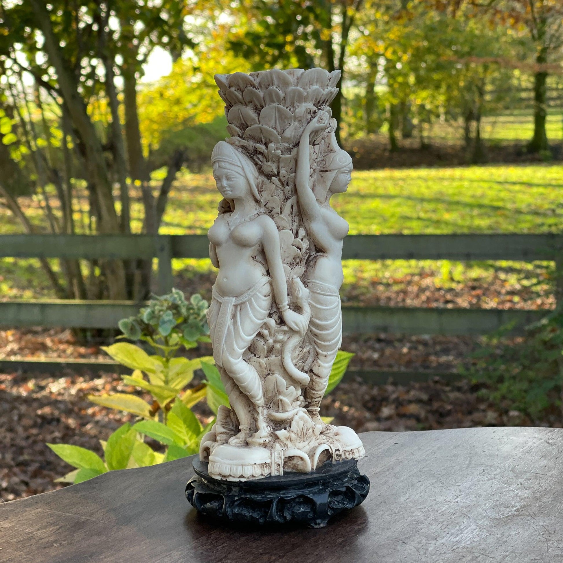 Vaas met drie godinnen van ivorine of speksteen - Bamestra Curiosa