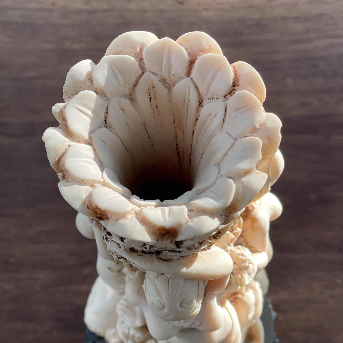 Vaas met drie godinnen van ivorine of speksteen - Bamestra Curiosa