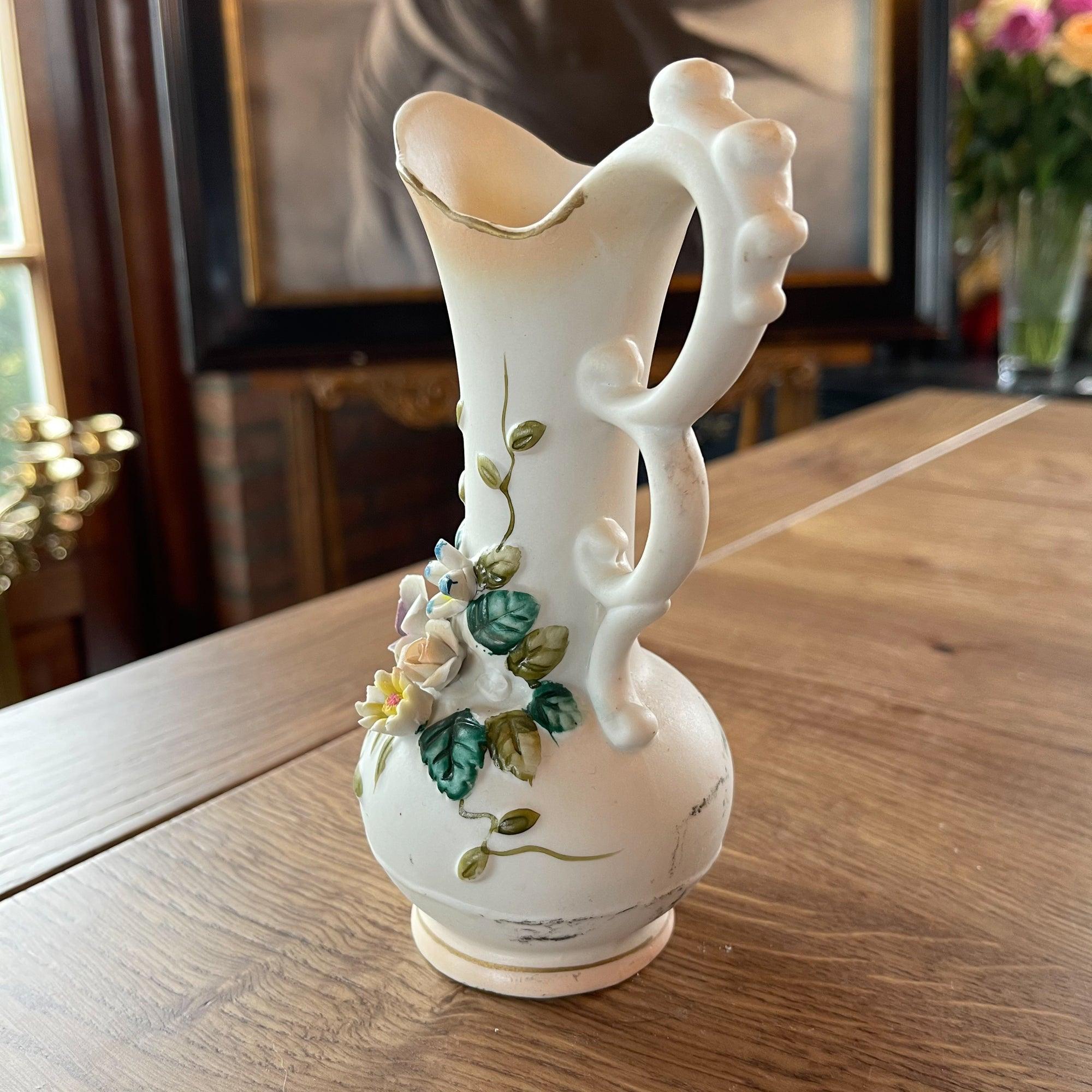 Vaasje van porselein met bloemen - The Collectionist