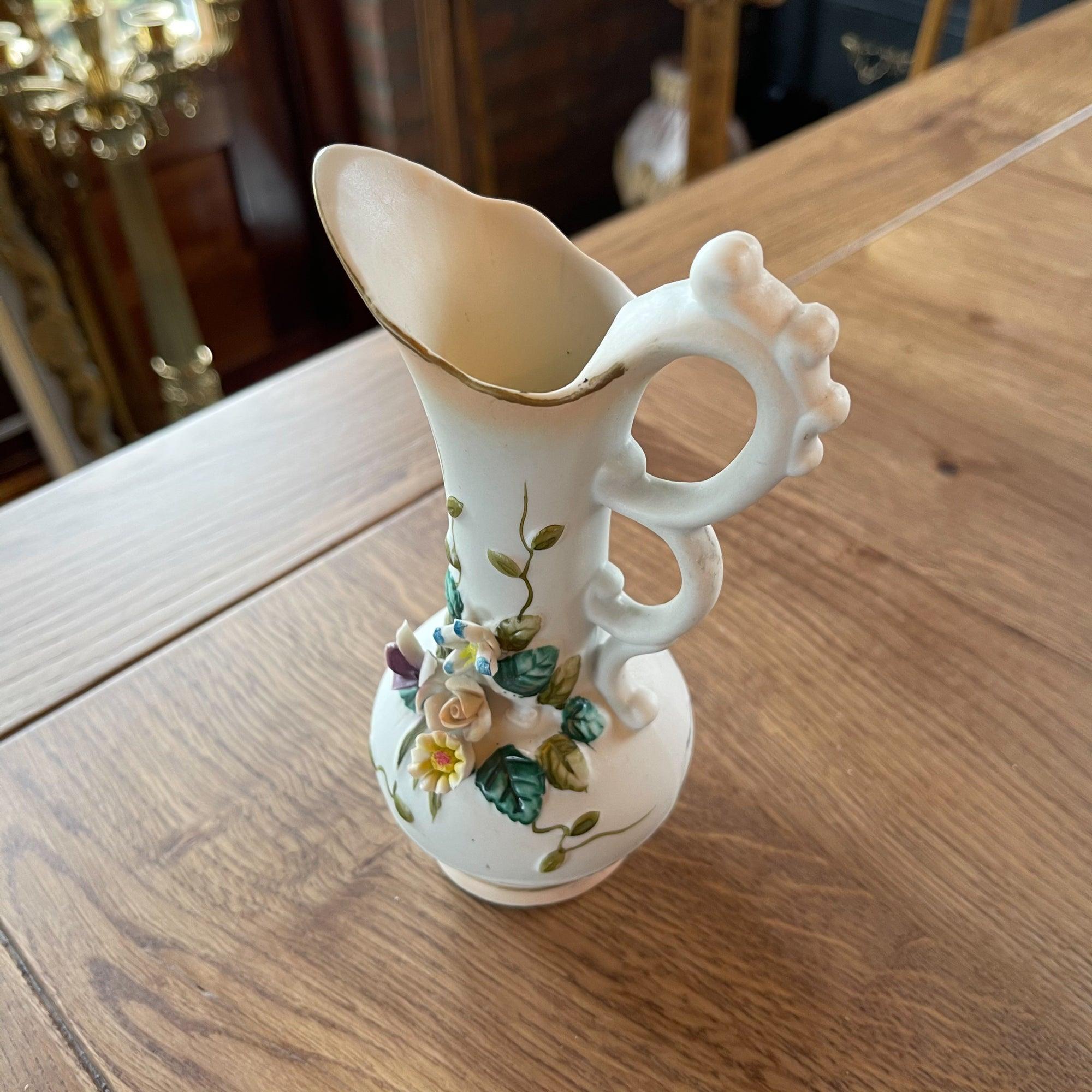 Vaasje van porselein met bloemen - The Collectionist