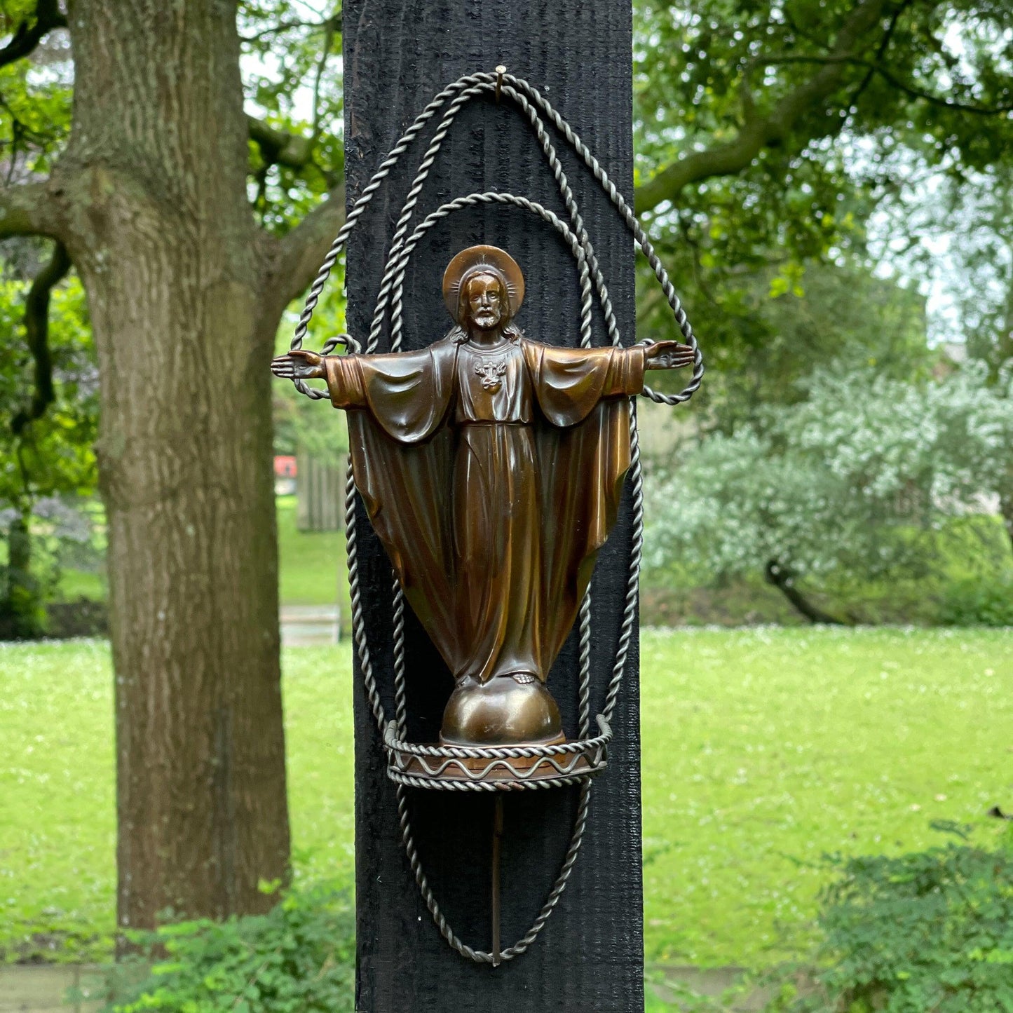 Vintage altaar met beeld van Jezus - Bamestra Curiosa