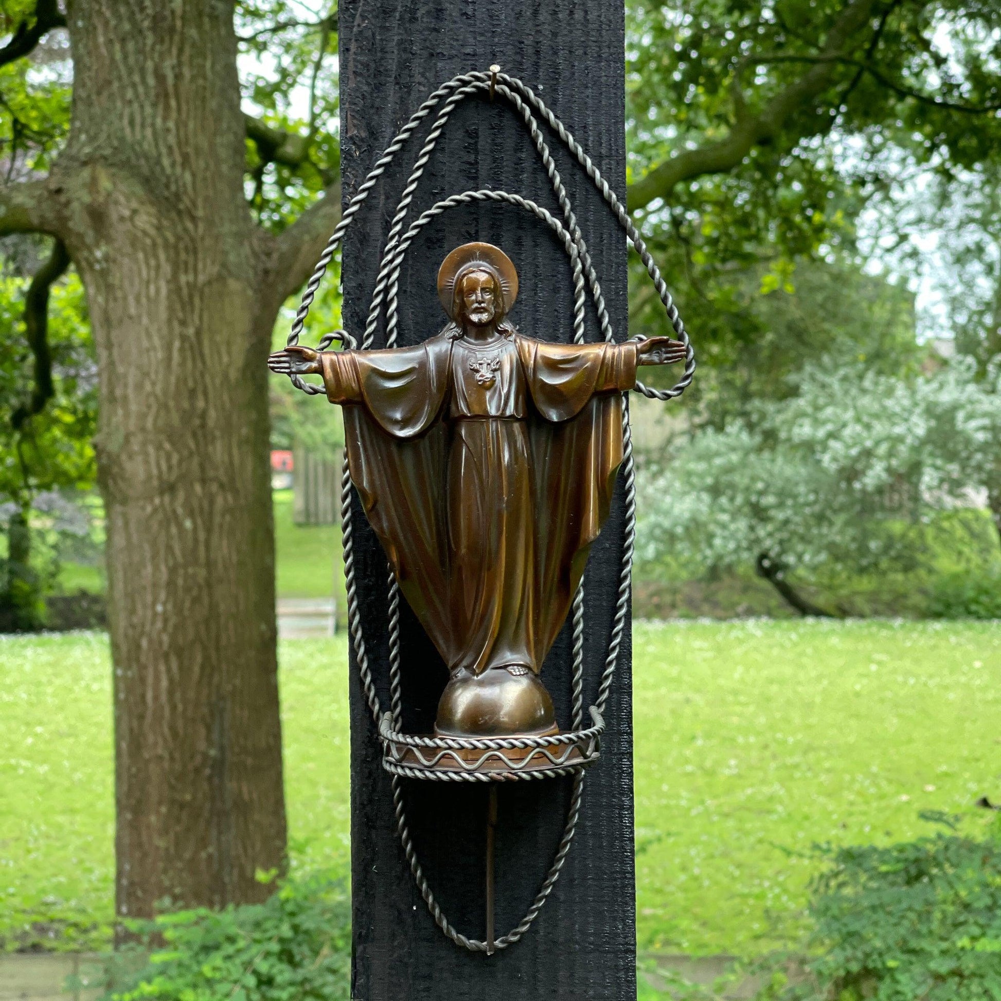 Vintage altaar met beeld van Jezus - Bamestra Curiosa