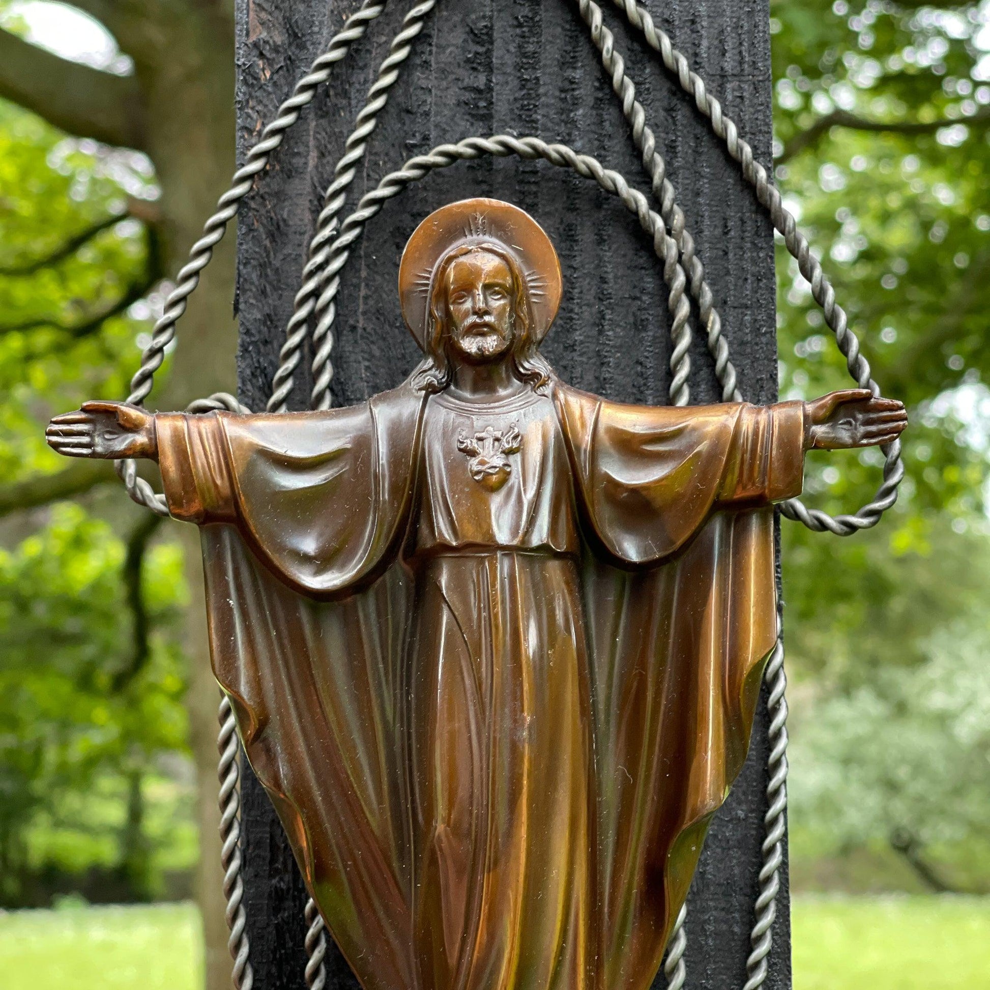 Vintage altaar met beeld van Jezus - Bamestra Curiosa