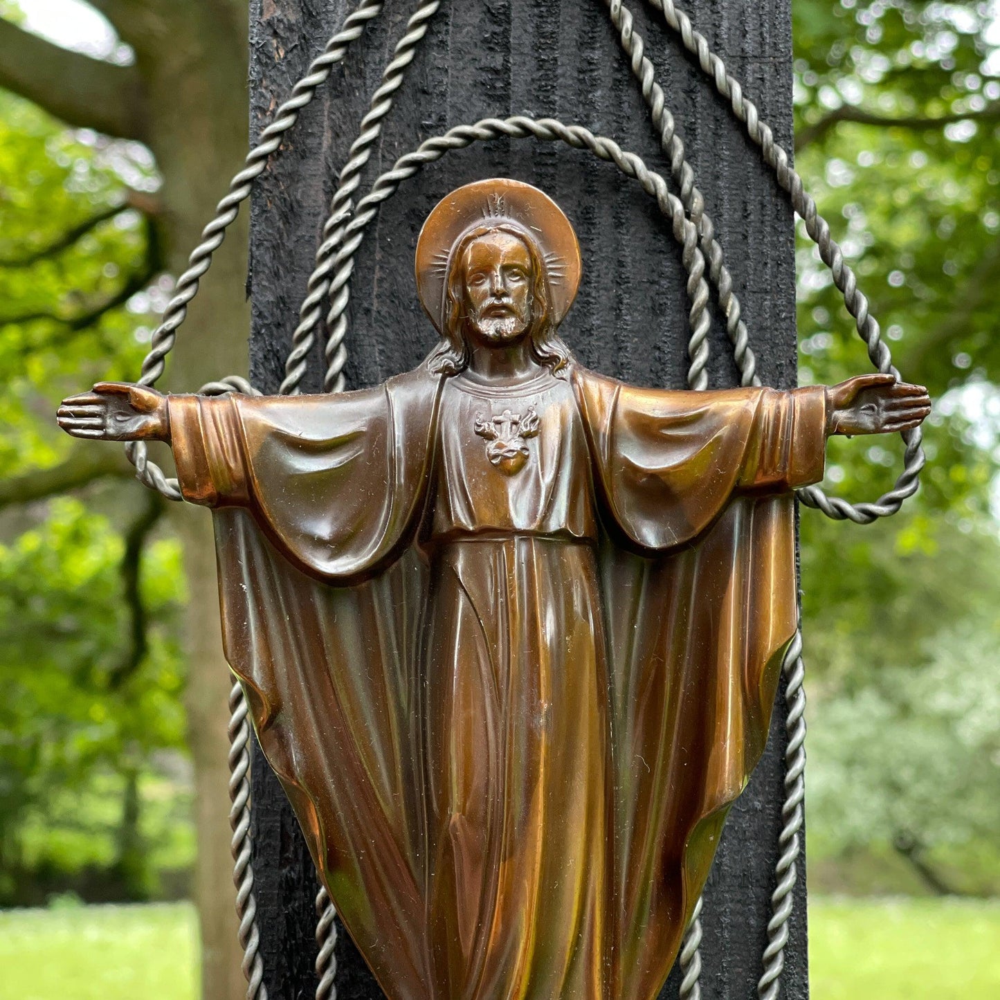 Vintage altaar met beeld van Jezus - Bamestra Curiosa