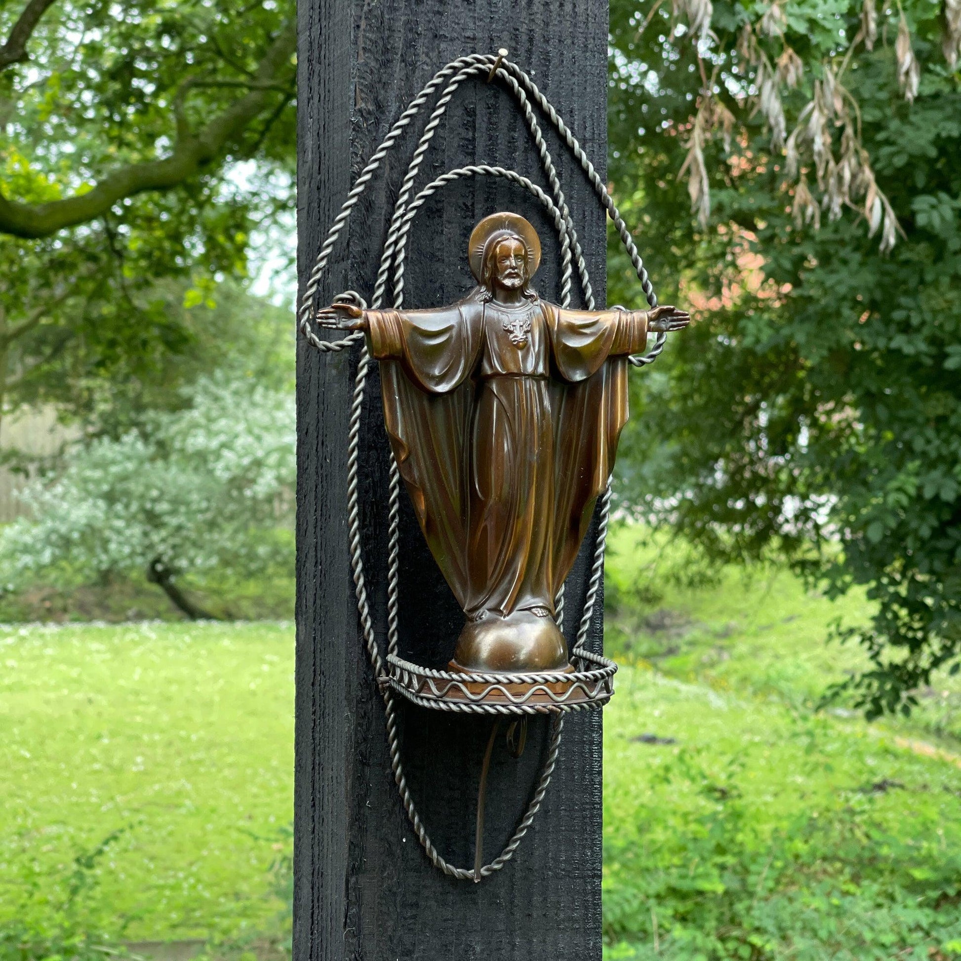 Vintage altaar met beeld van Jezus - Bamestra Curiosa