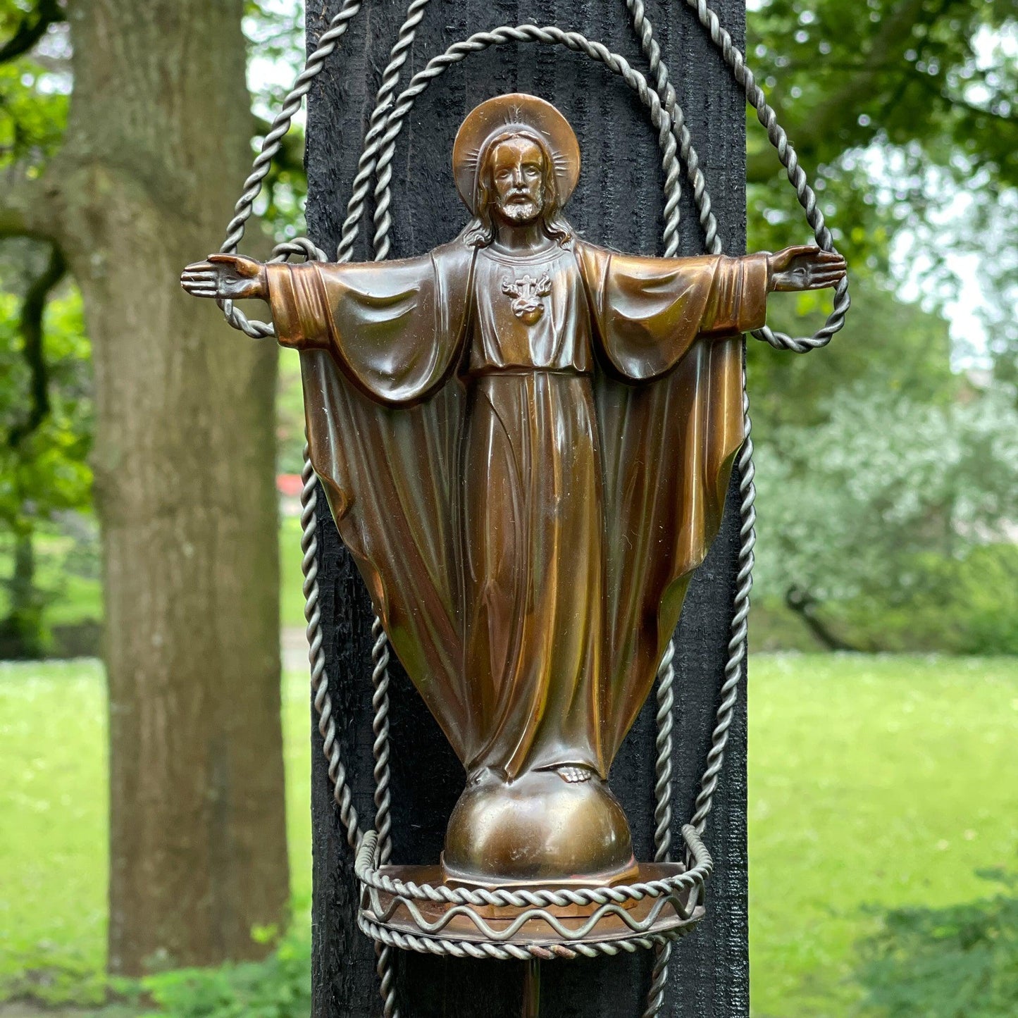 Vintage altaar met beeld van Jezus - Bamestra Curiosa