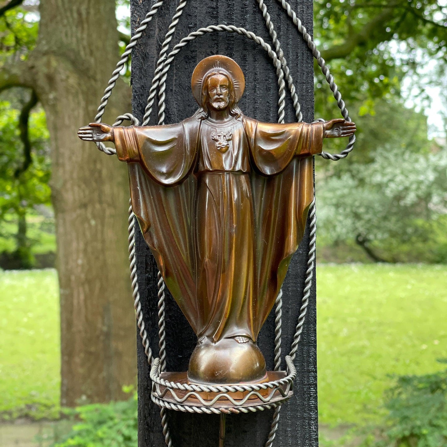 Vintage altaar met beeld van Jezus - Bamestra Curiosa