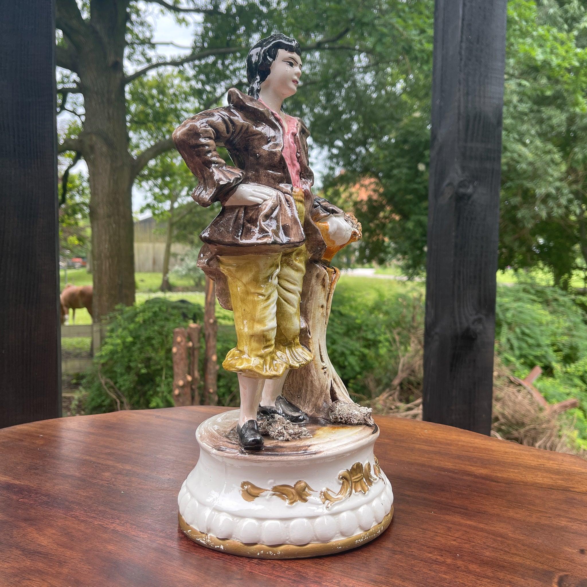 Vintage beeld van een jongen - The Collectionist