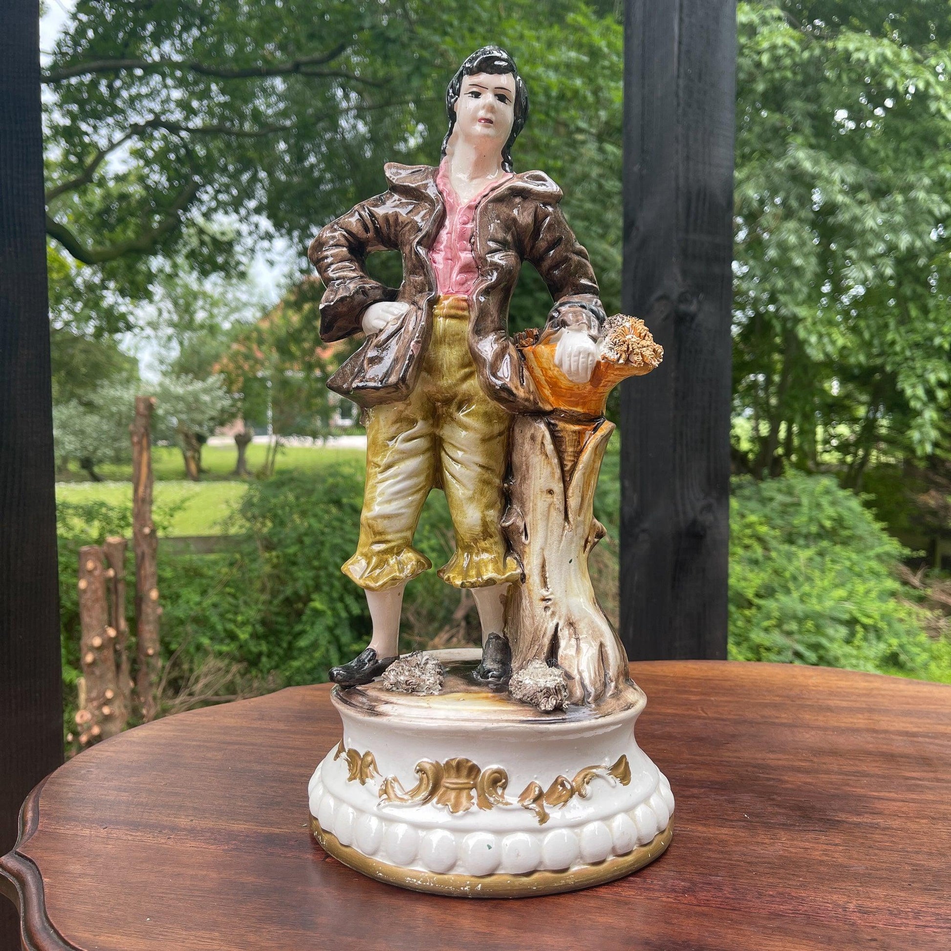 Vintage beeld van een jongen - Bamestra Curiosa