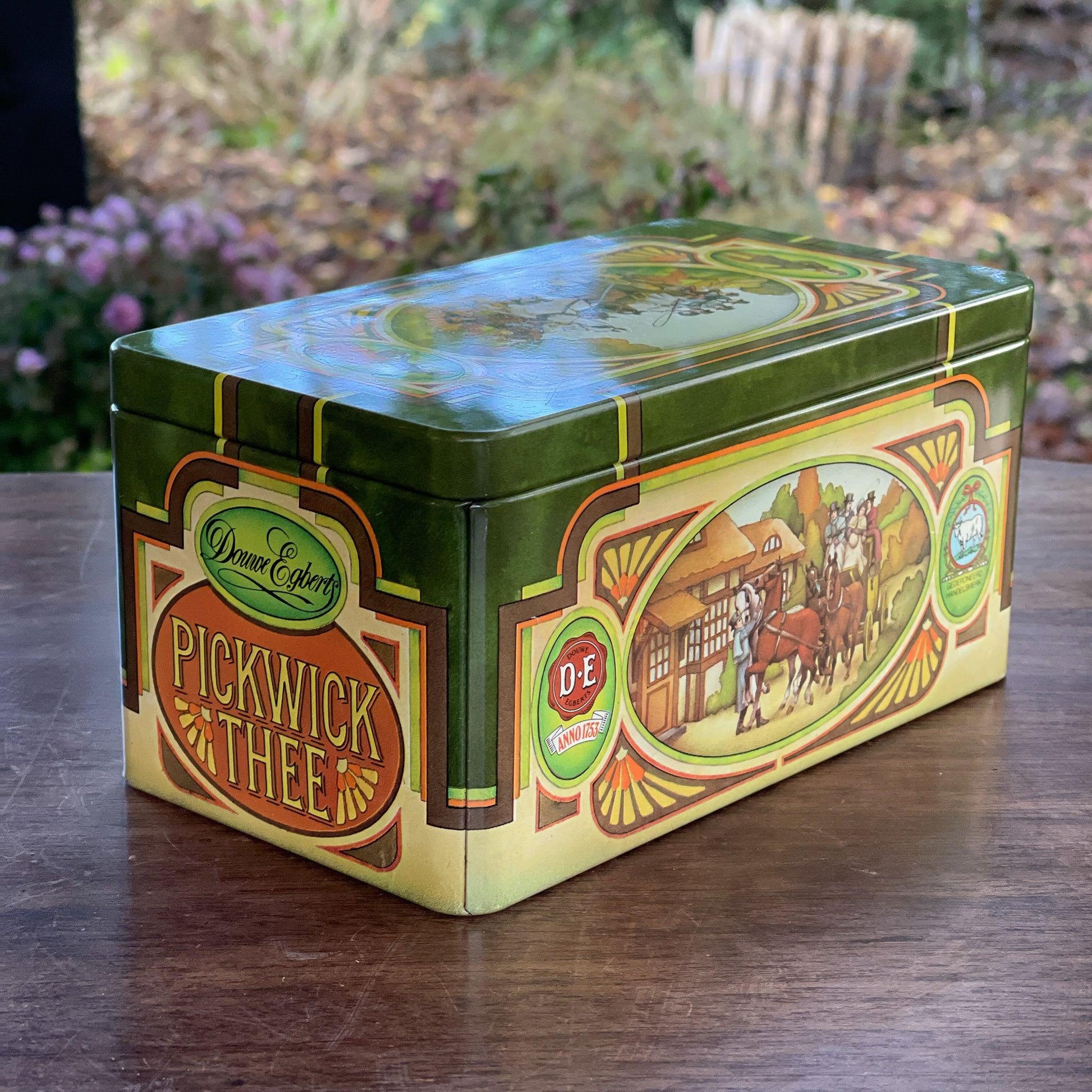 Vintage bewaarblik voor thee van Douwe Egberts Pickwick - Bamestra Curiosa