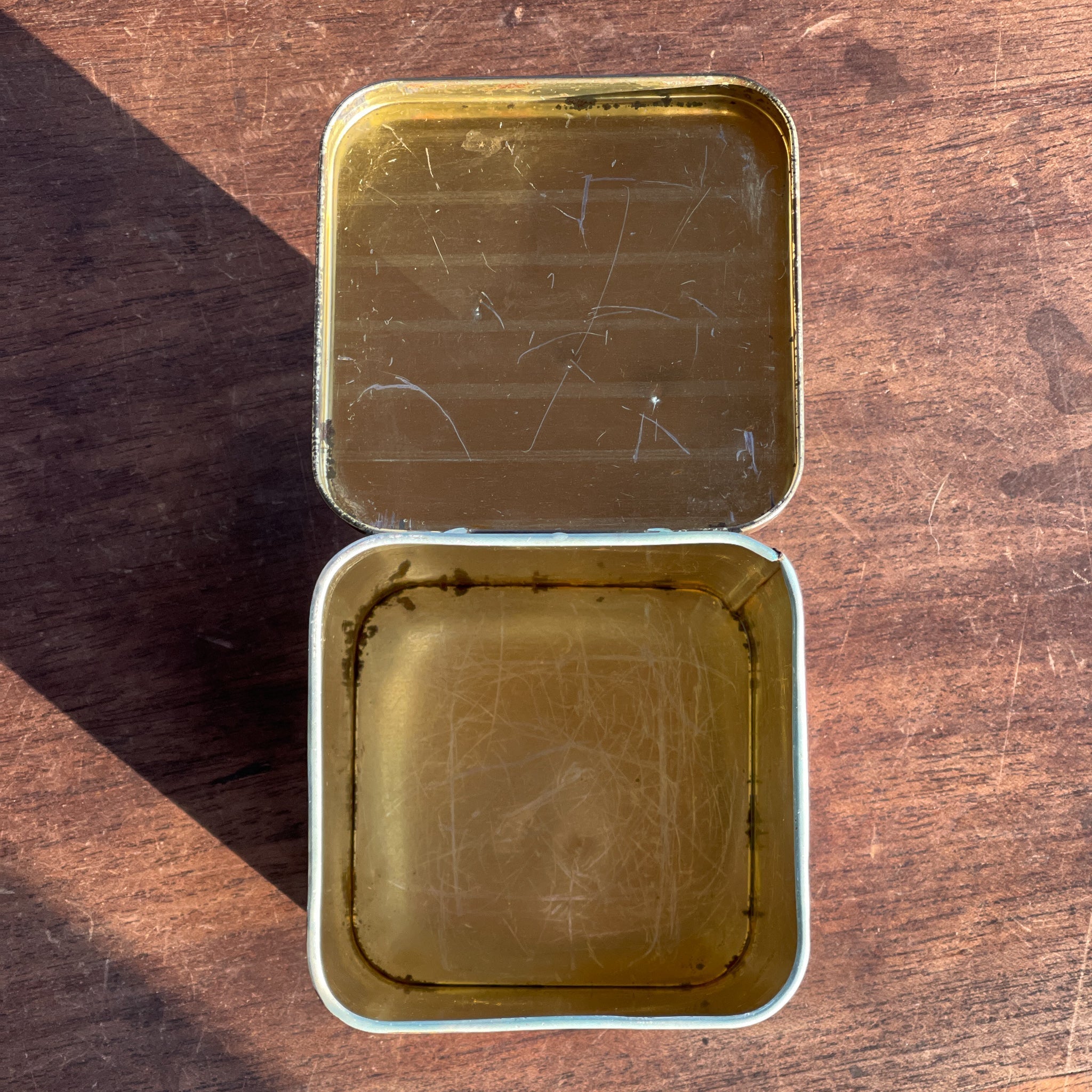 Vintage Blik Hofnar Met Romantisch Tafereel - The Collectionist