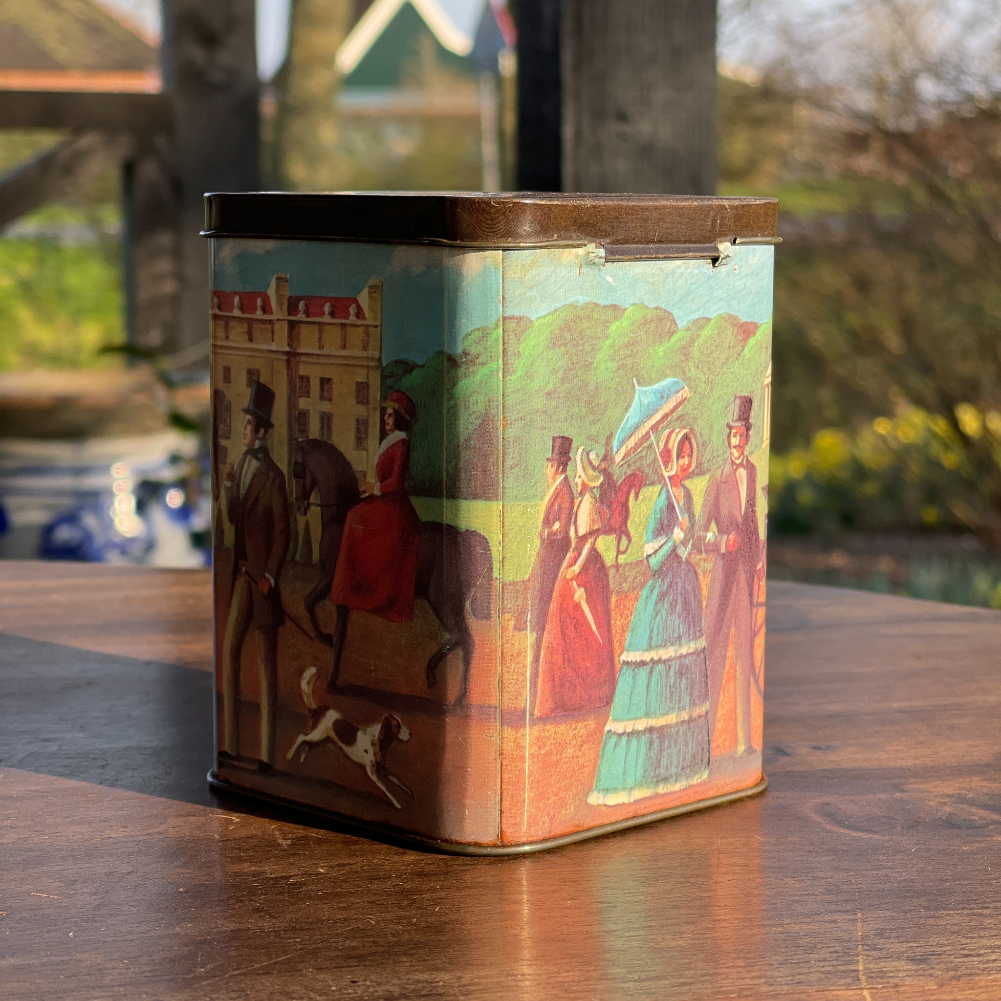 Vintage Blik Hofnar Met Romantisch Tafereel - The Collectionist