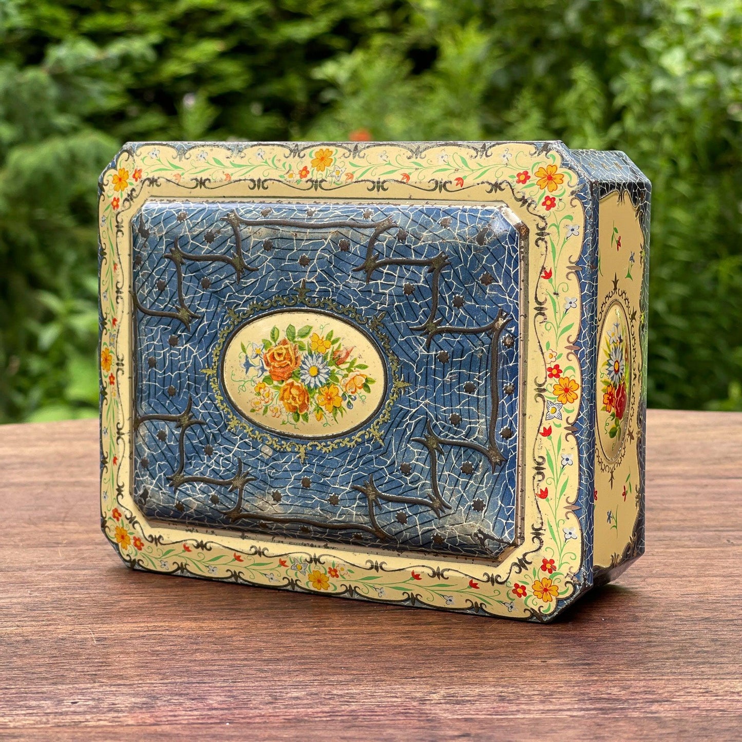 Vintage blik met bloemen - Bamestra Curiosa