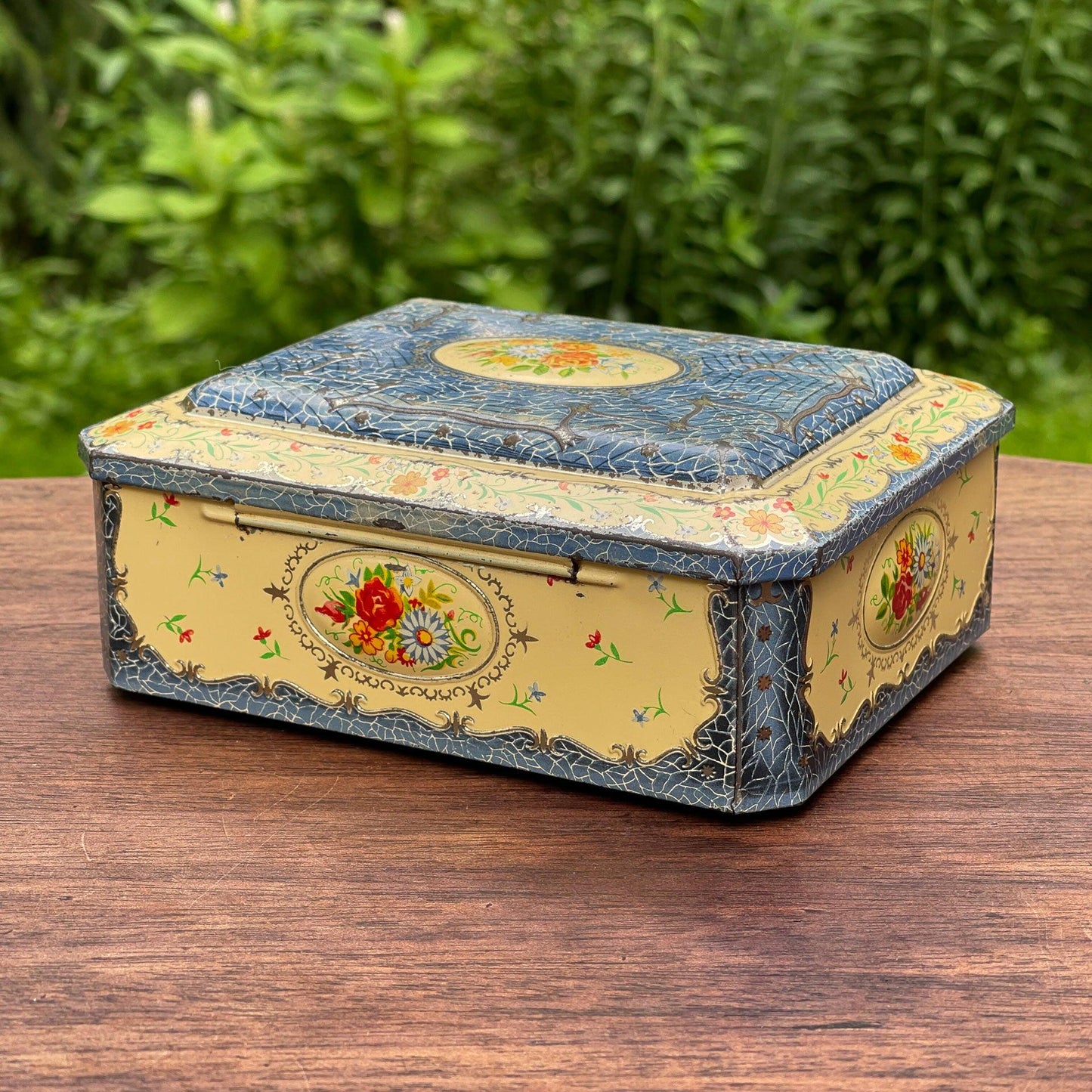 Vintage blik met bloemen - Bamestra Curiosa