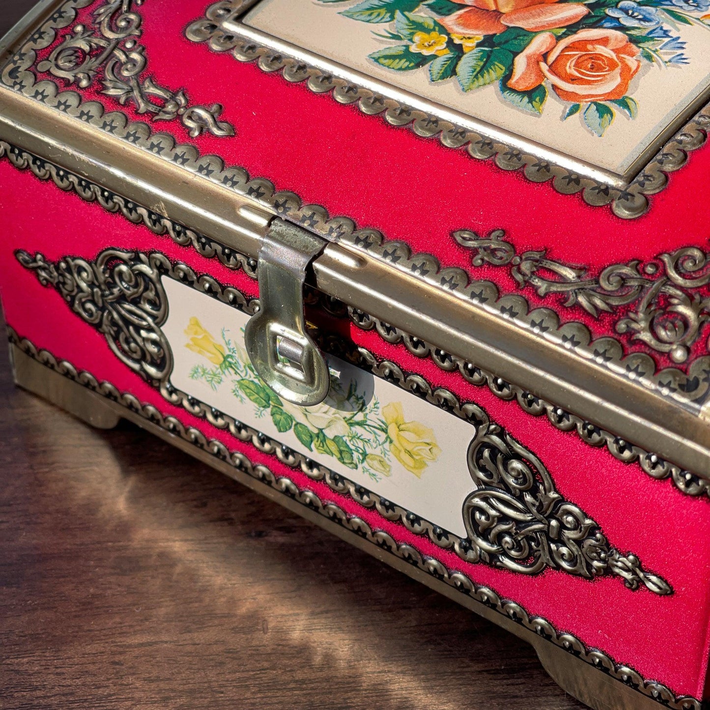 Vintage blik met bloemen - Bamestra Curiosa