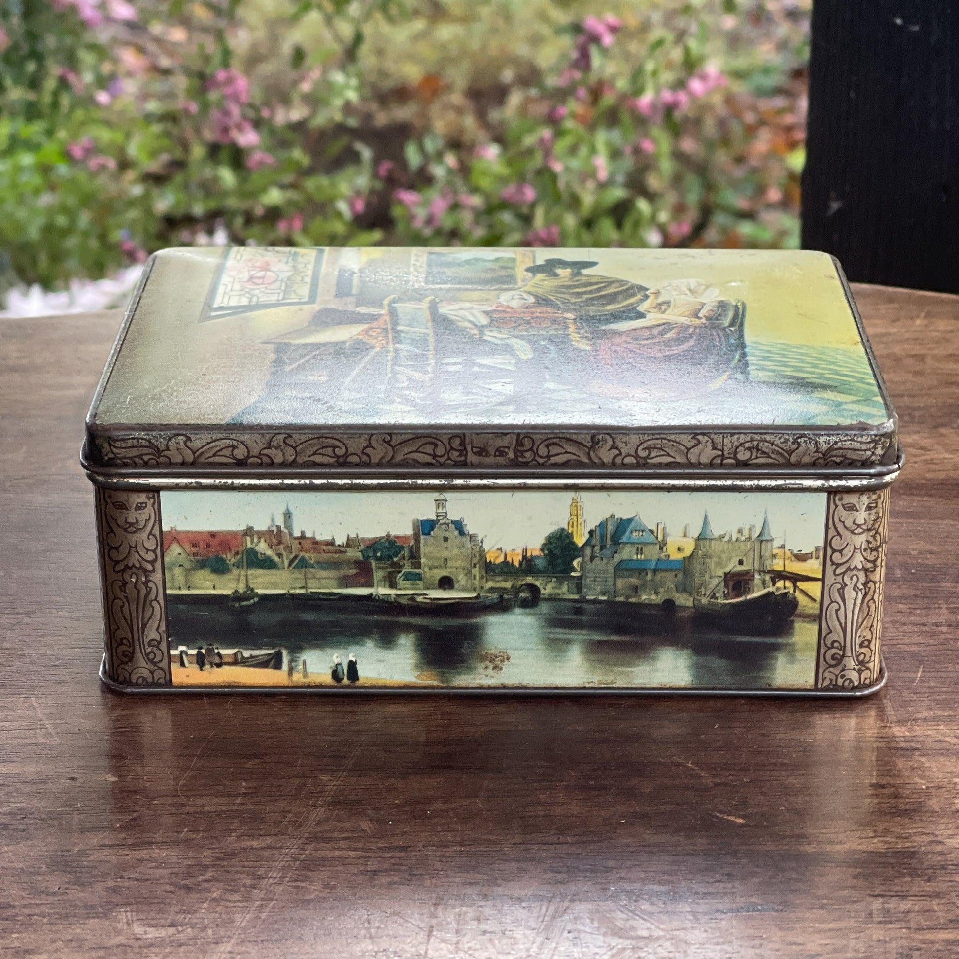 Vintage blik met Hollandse taferelen van het merk HUS - Bamestra Curiosa