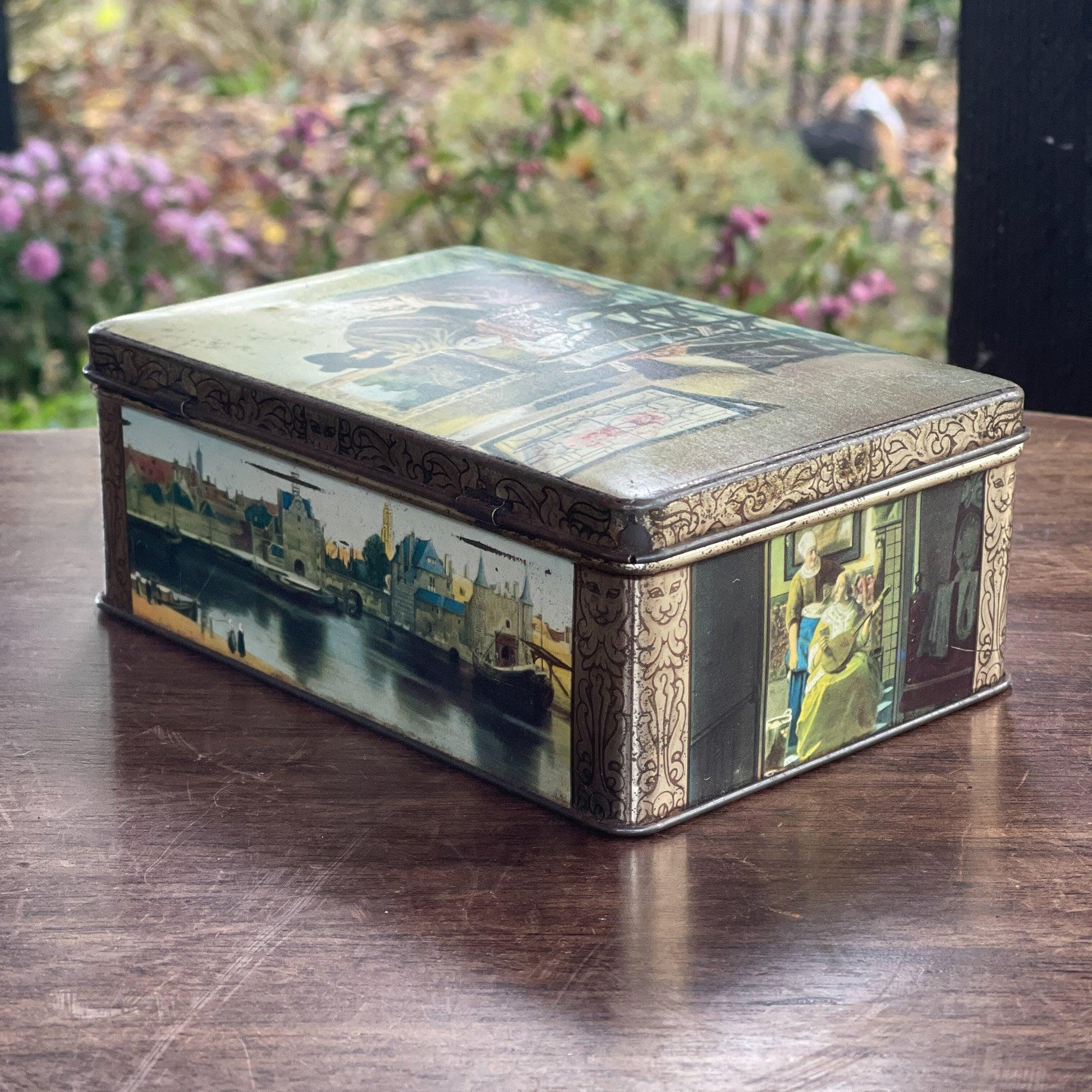 Vintage blik met Hollandse taferelen van het merk HUS - Bamestra Curiosa