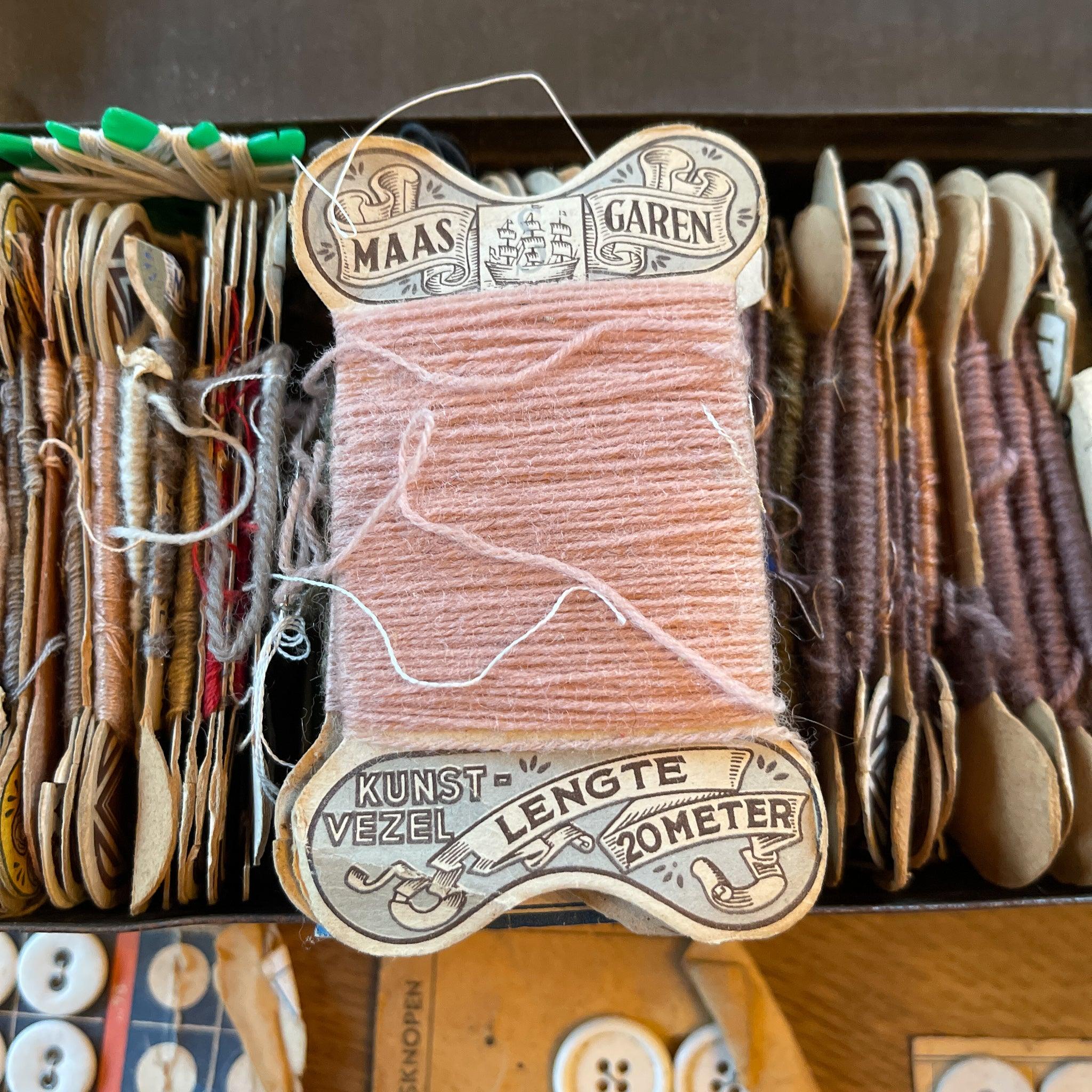 Vintage blik met linnen, knopen en sokkenstop wol - The Collectionist