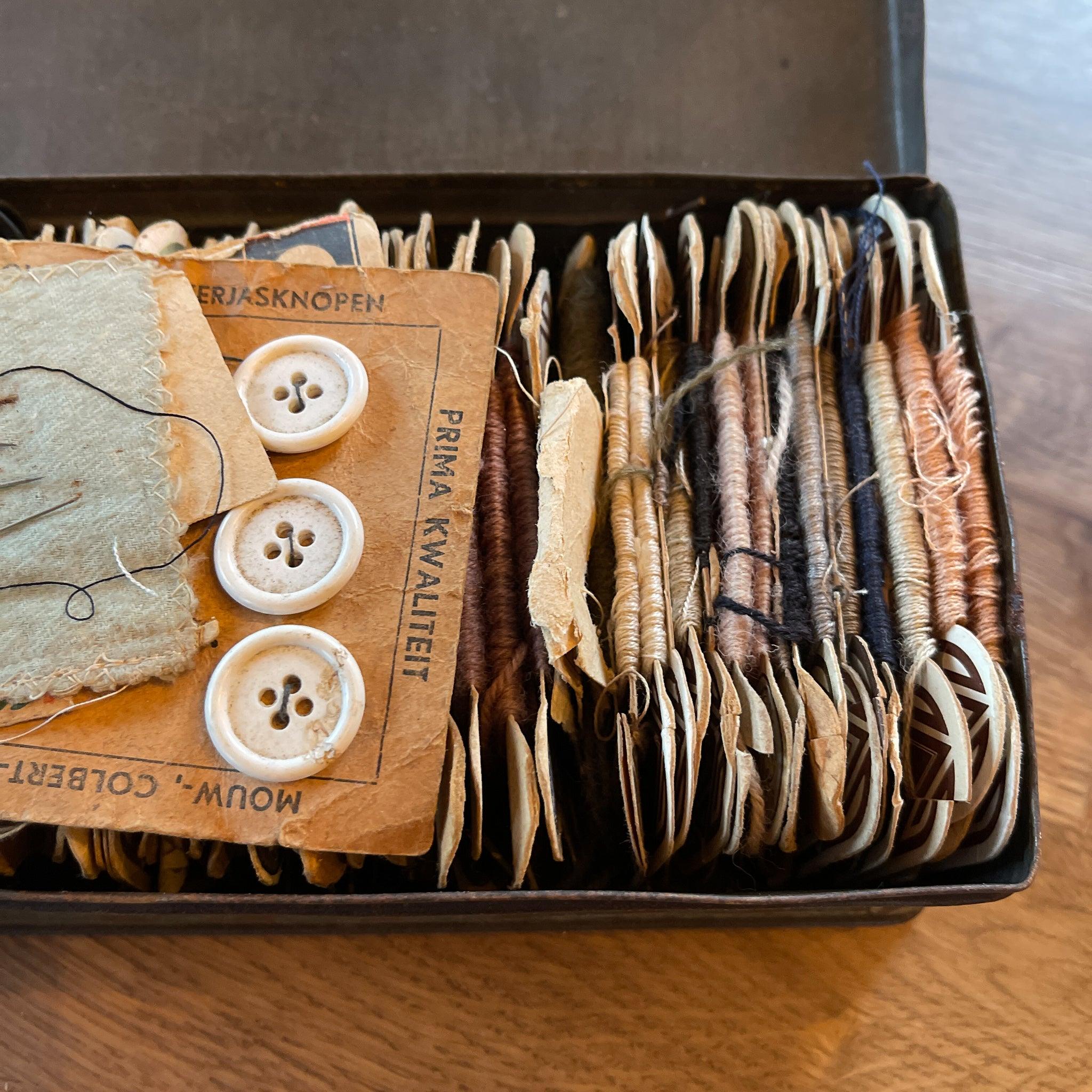 Vintage blik met linnen, knopen en sokkenstop wol - The Collectionist